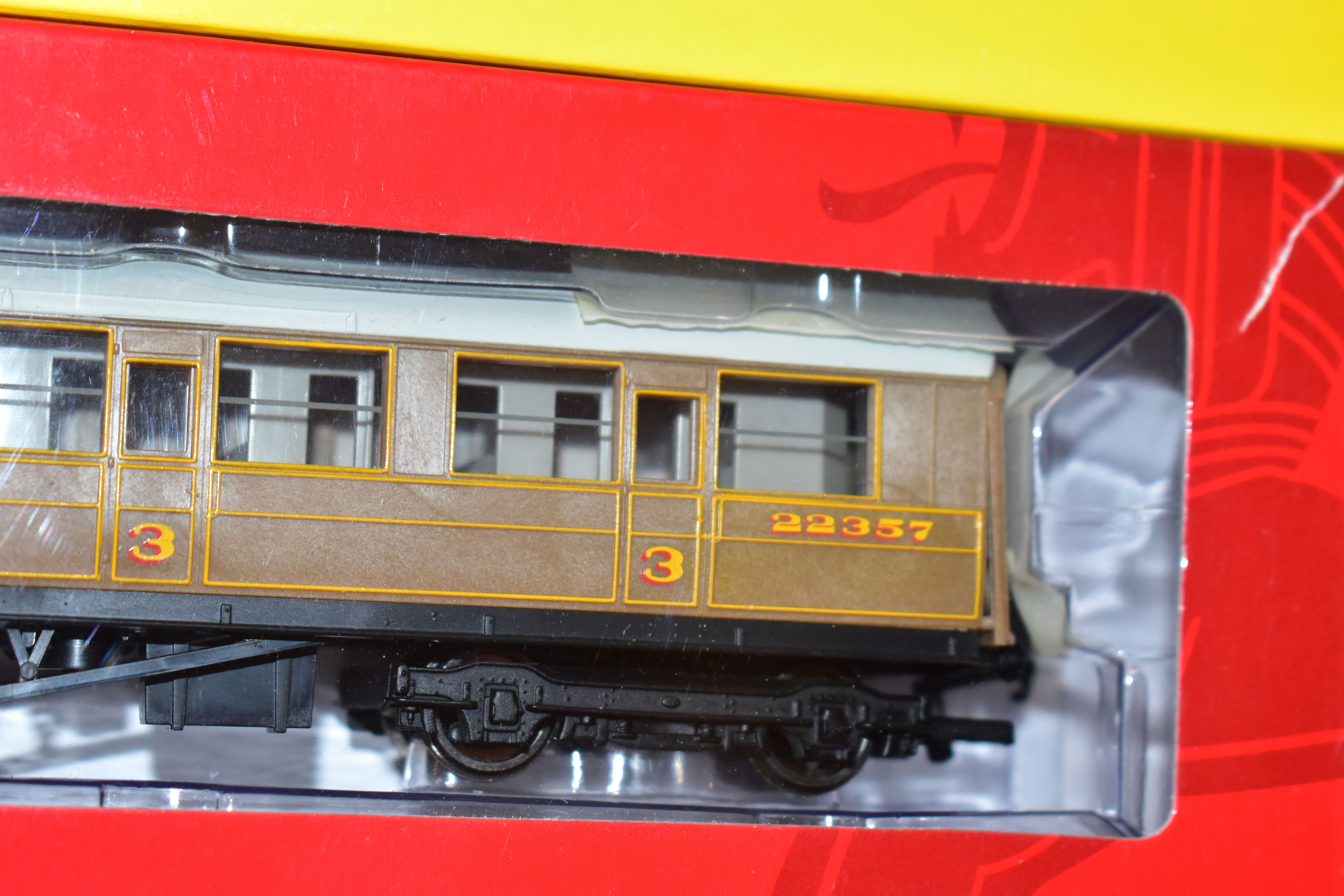 A QUANTITY OF BOXED HORNBY RAILWAYS OO GAUGE ROLLING STOCK AND LINESIDE ACCESSORIES, to include Rail - Image 9 of 23