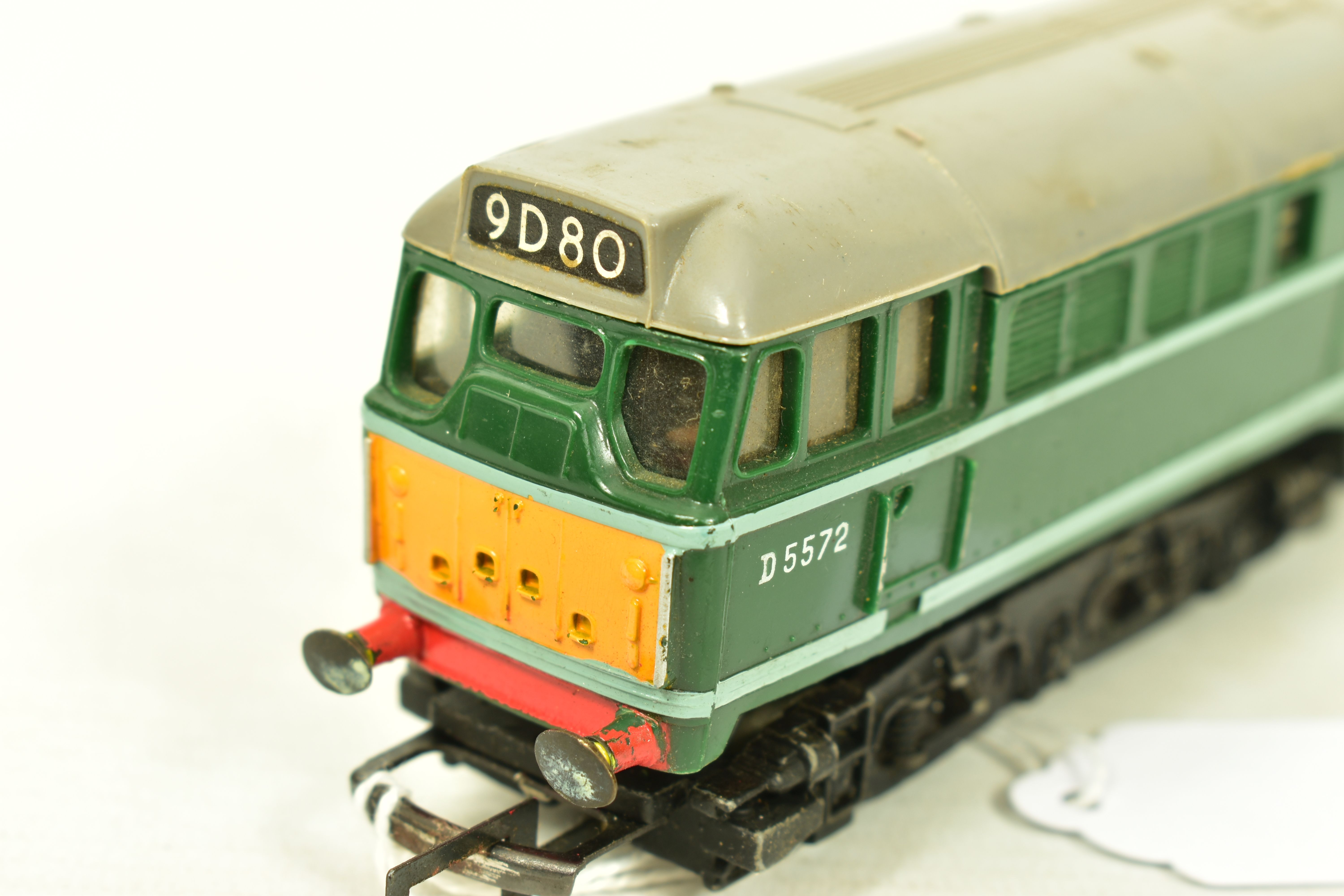 FIVE BOXED TRI-ANG OO GAUGE CLASS 31 LOCOMOTIVES, 4 x No.D5572 and repainted from blue to green - Image 5 of 11