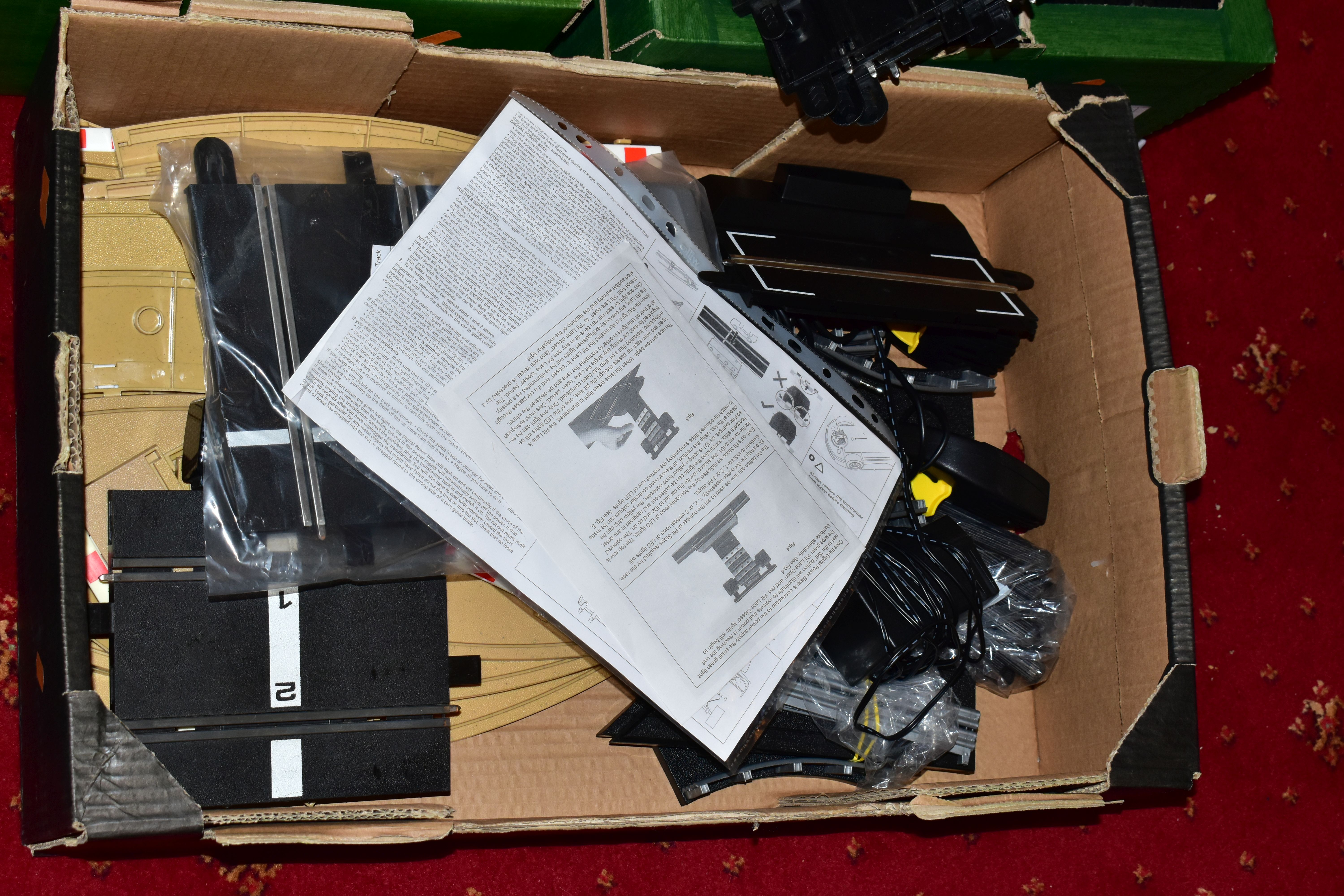 A LARGE COLLECTION OF SCALEXTRIC ACCESSORIES AND TRACK, to include Pits and other trackside - Image 7 of 8