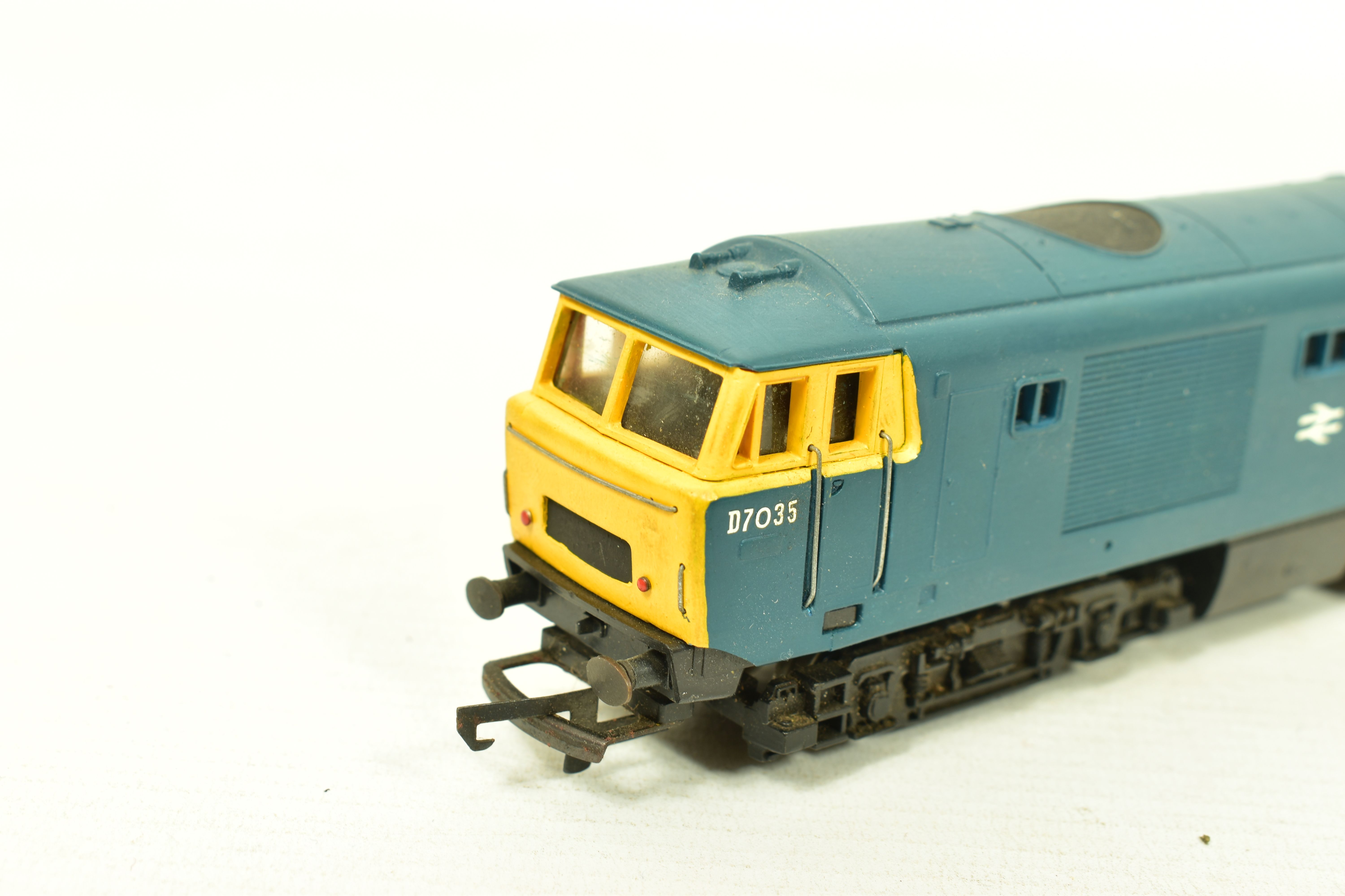 THREE BOXED TRI-ANG HORNBY OO GAUGE CLASS 35 HYMEK LOCOMOTIVES, 3 x No.D7063 and partially repainted - Image 5 of 11