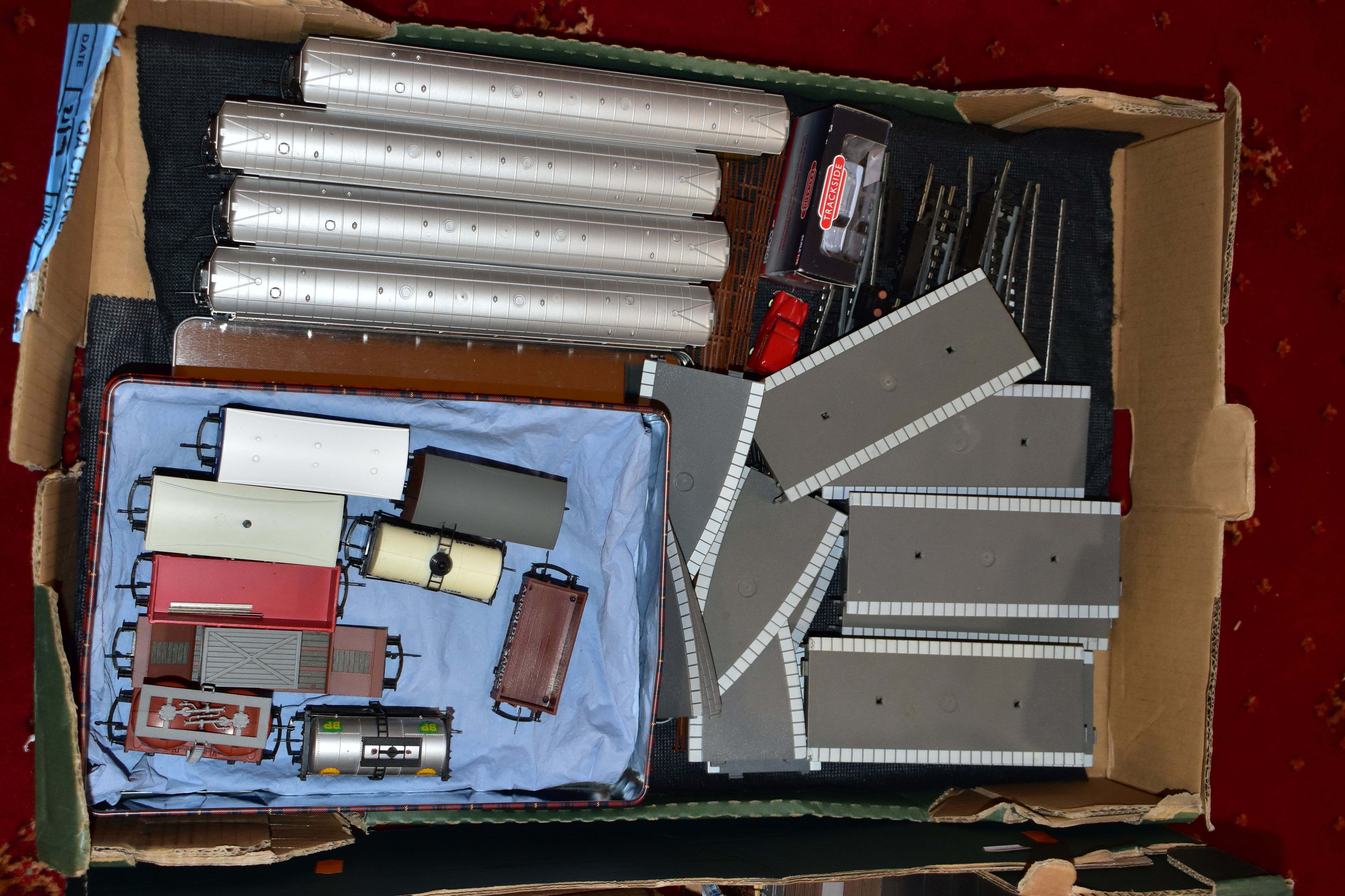 A QUANTITY OF BOXED AND UNBOXED MAINLY HORNBY RAILWAYS OO GAUGE MODEL RAILWAY ROLLING STOCK, - Image 17 of 22