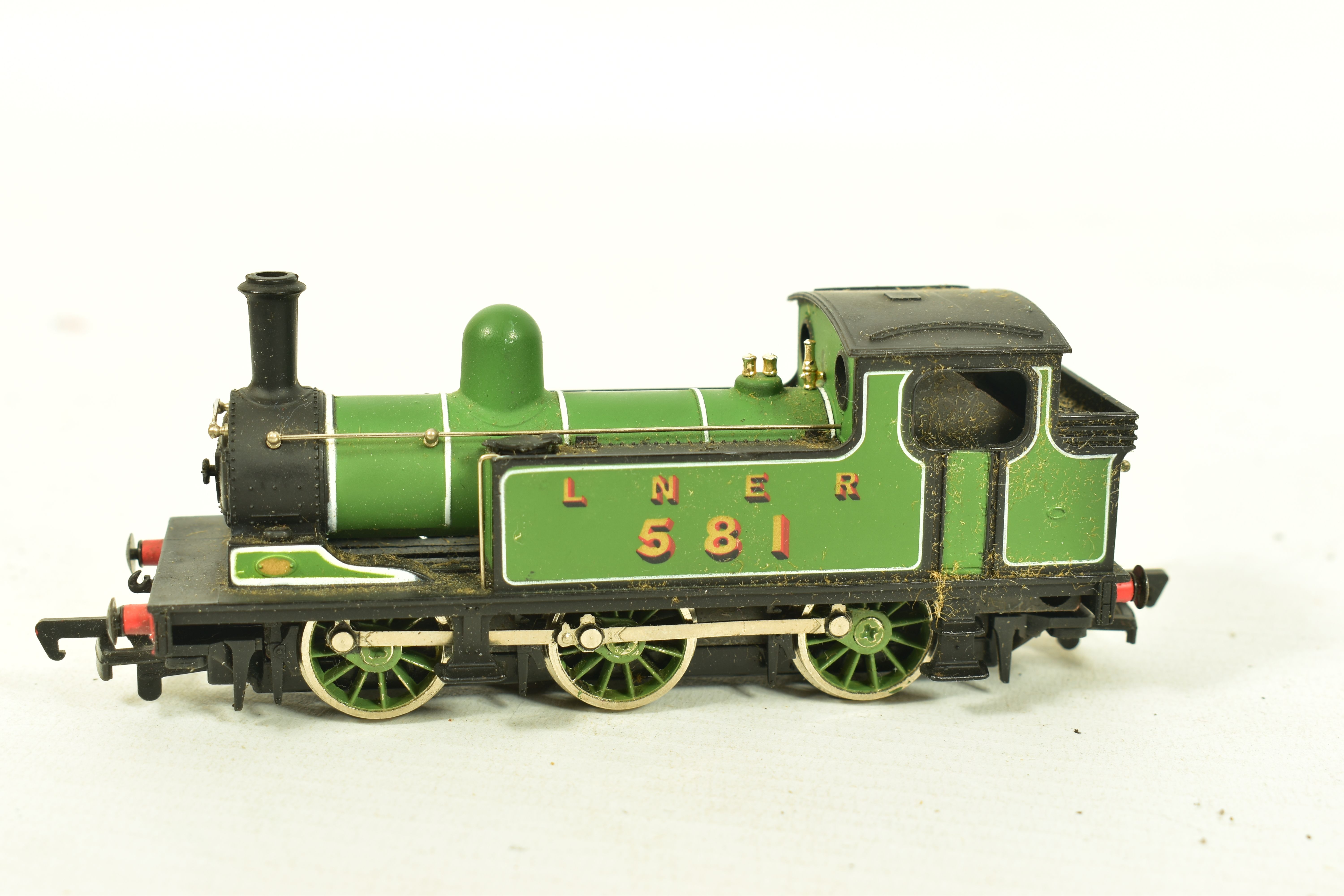 FOUR BOXED MAINLINE OO GAUGE TANK LOCOMOTIVES, 3 x class J72 no.581, L.N.E.R. green livery (37 - Image 7 of 10