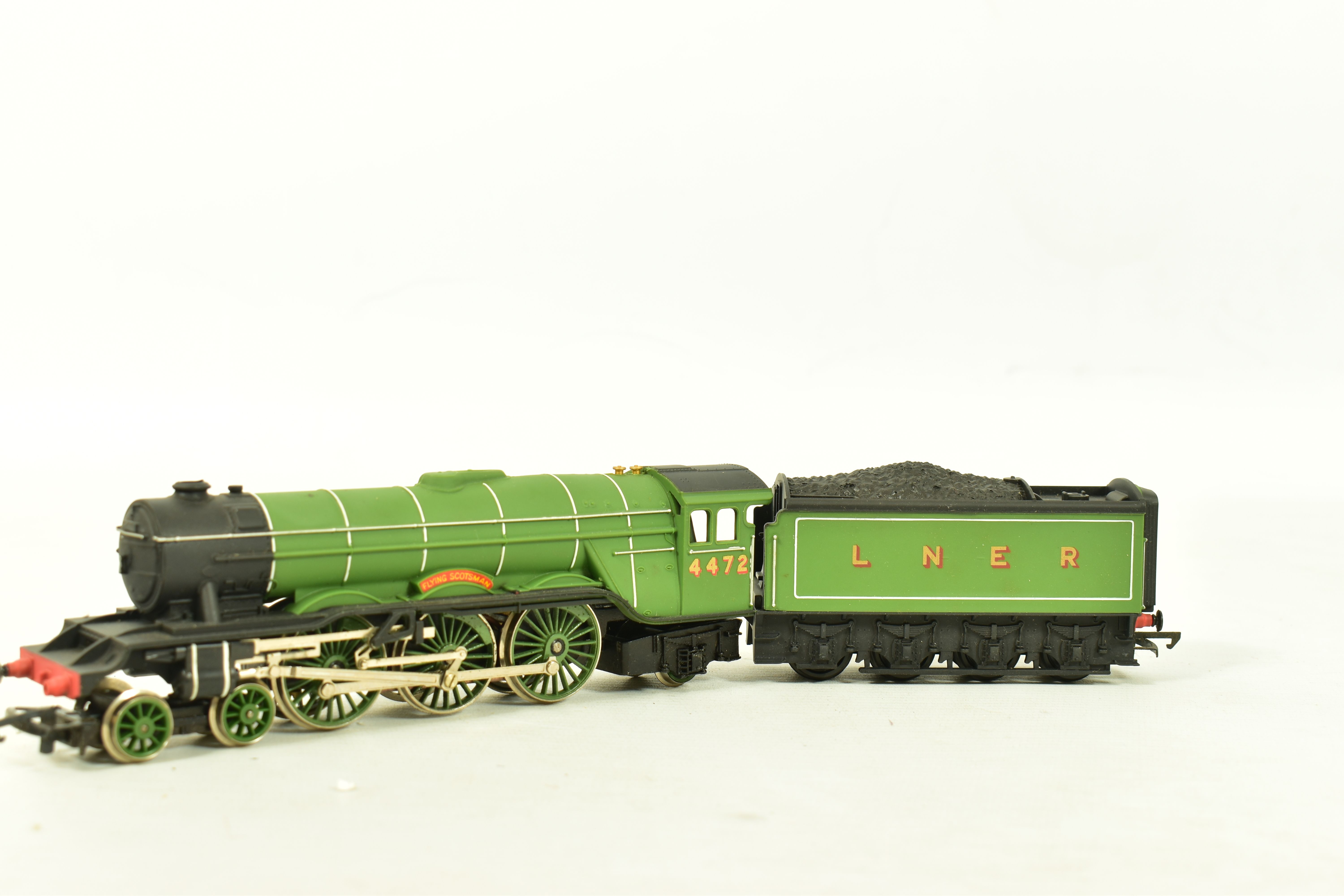 THREE BOXED HORNBY OO GAUGE LOCOMOTIVES OF L.N.E.R. ORIGIN, class B17 'Manchester United' No. - Image 8 of 10