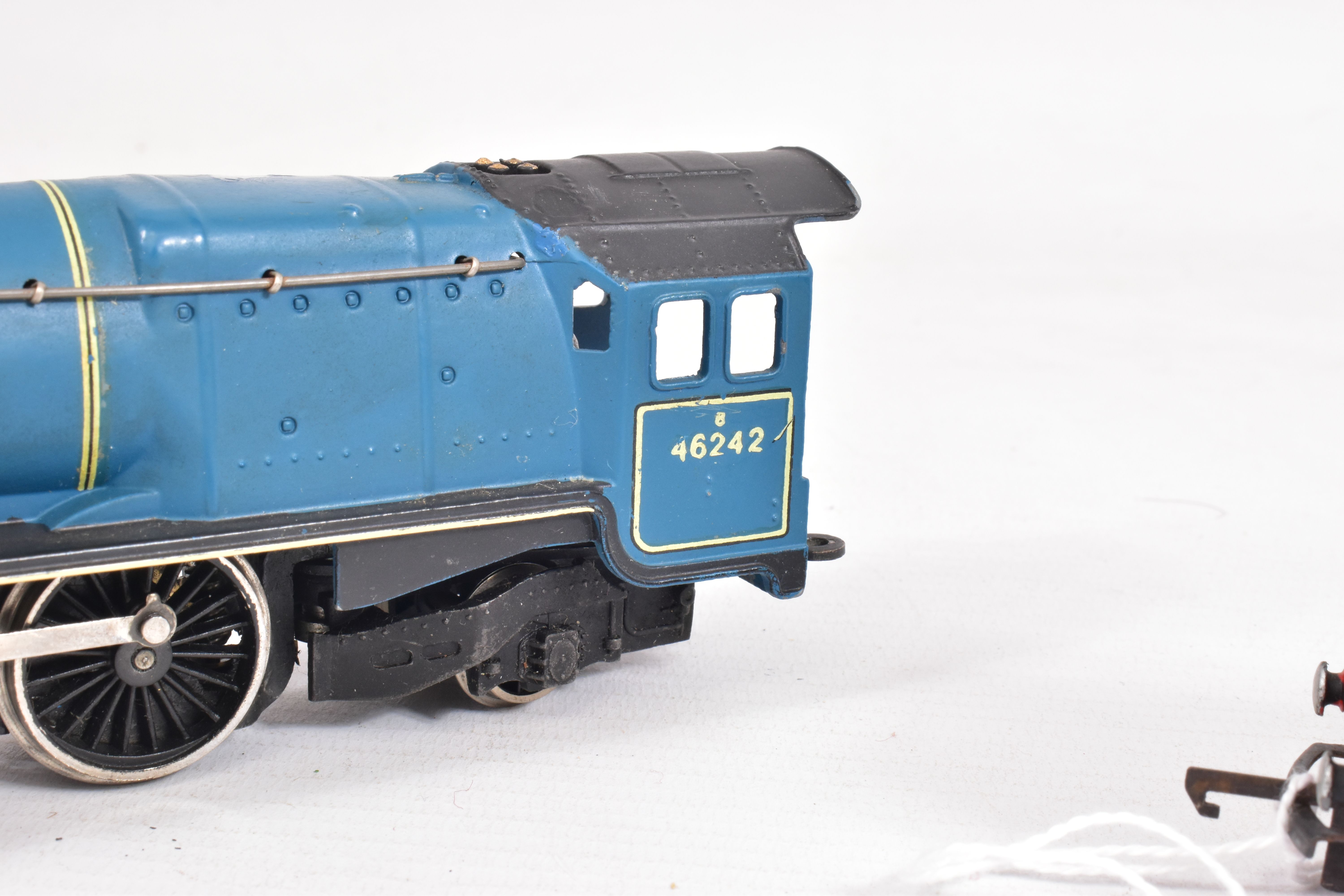 A BOXED WRENN OO GAUGE DUCHESS CLASS LOCOMOTIVE, 'City of Glasgow' No.46242, B.R. blue livery ( - Image 4 of 5