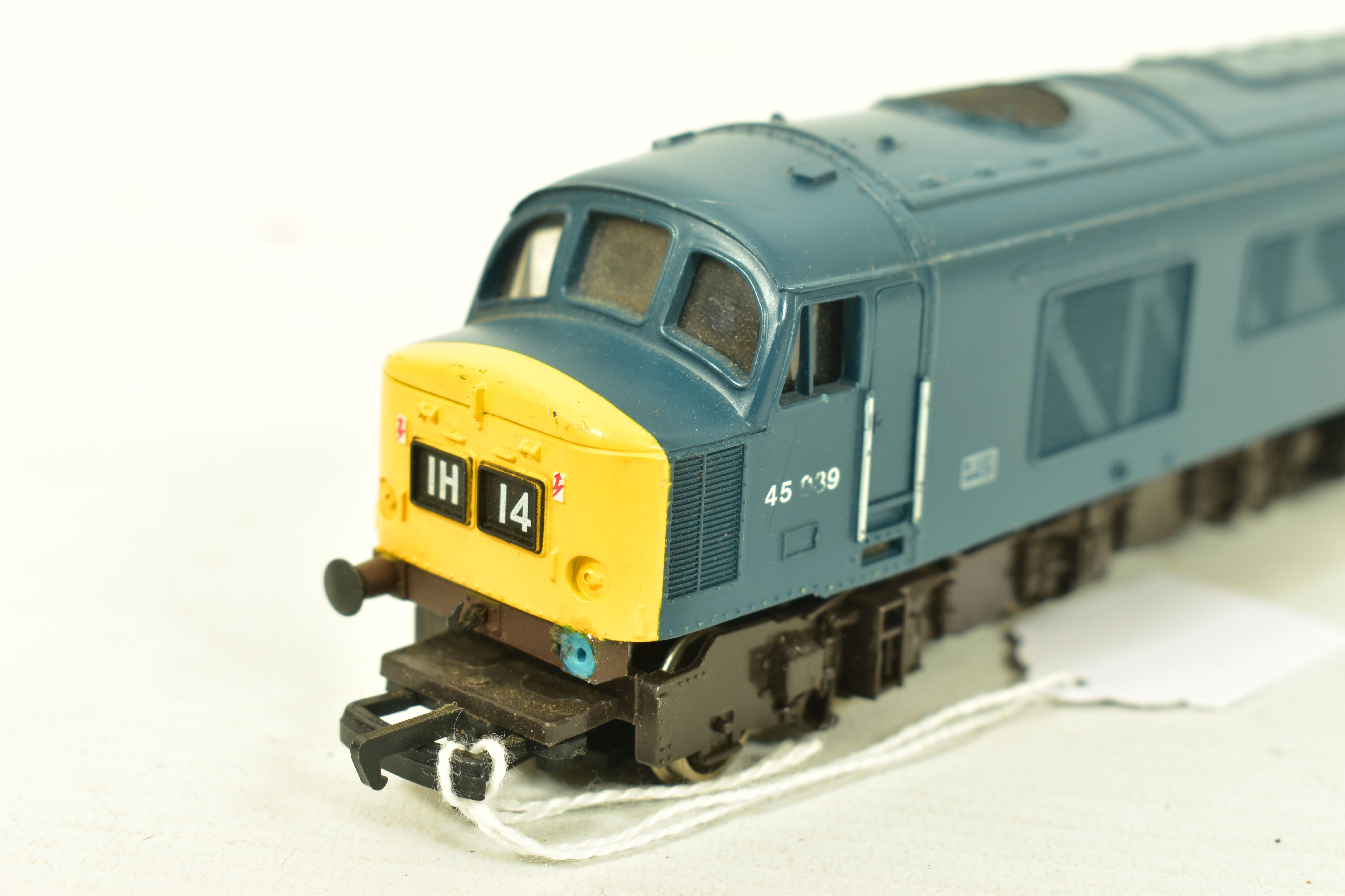 THREE BOXED MAINLINE OO GAUGE LOCOMOTIVES, 2 x class 45 Peak 'The Manchester Regiment' No. 45 039 ( - Image 9 of 9