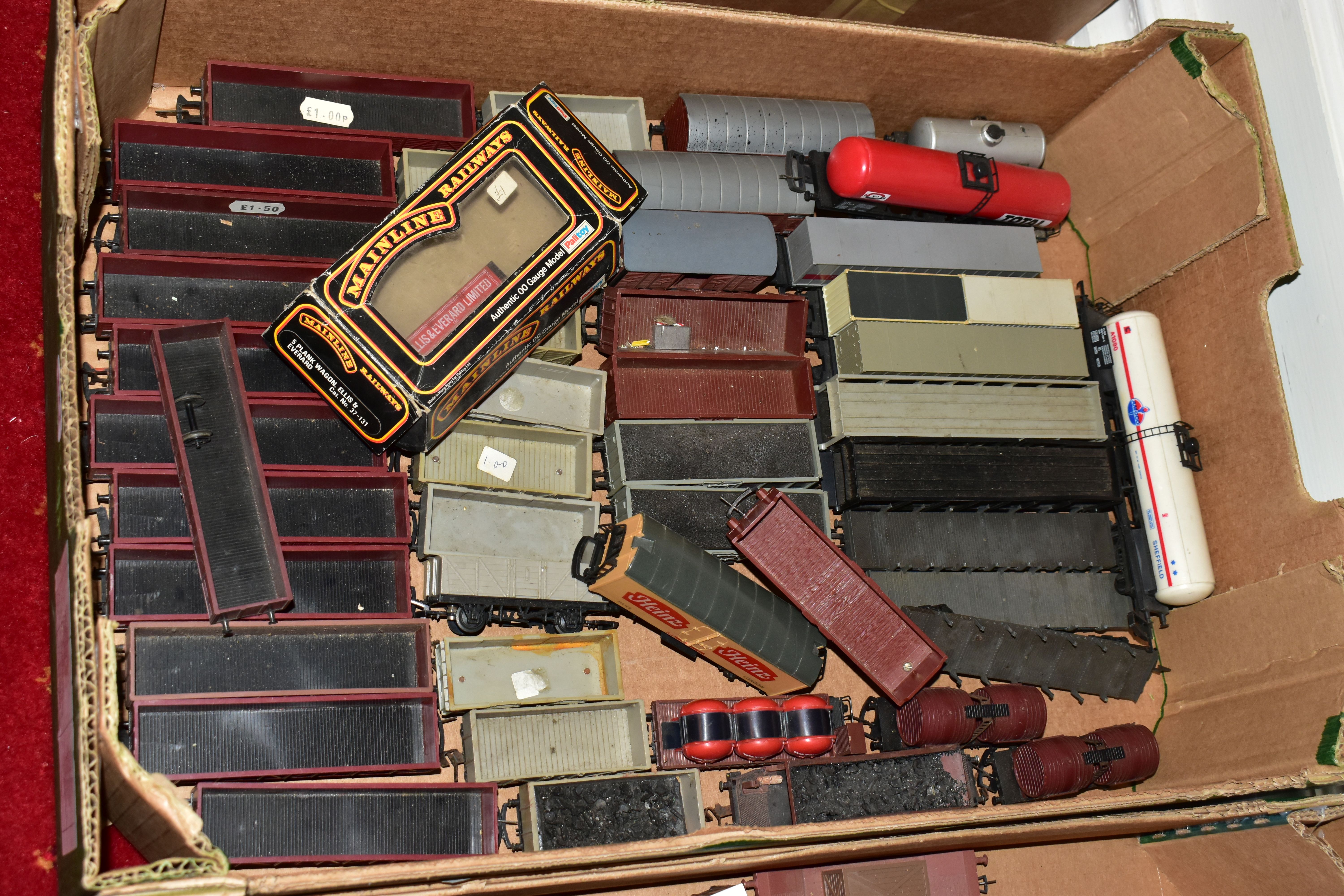 A QUANTITY OF UNBOXED AND ASSORTED OO & HO GAUGE ROLLING STOCK, assorted items to include, Mainline, - Image 9 of 15