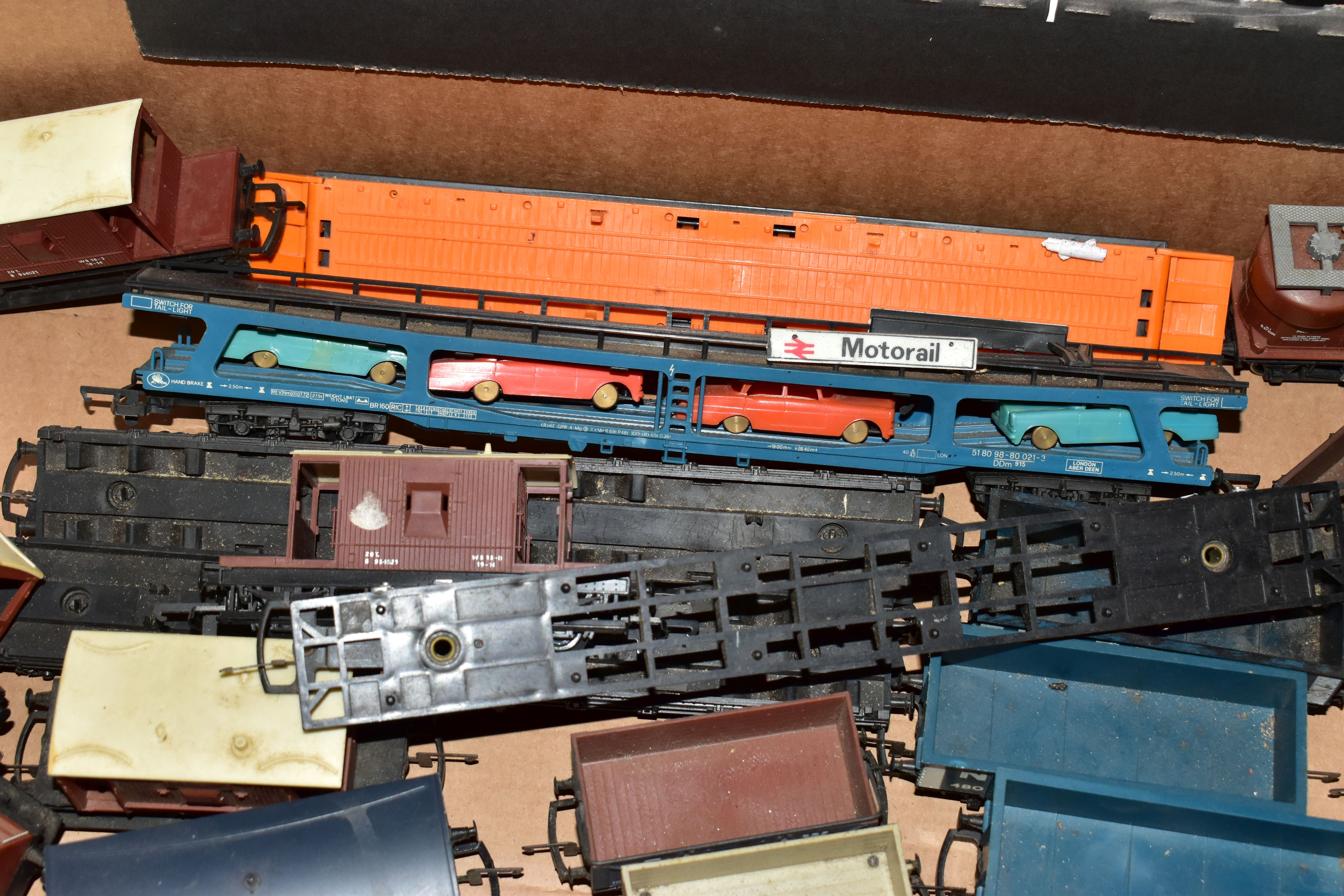 A QUANTITY OF UNBOXED AND ASSORTED OO & HO GAUGE ROLLING STOCK, assorted items to include, Hornby - Image 7 of 19