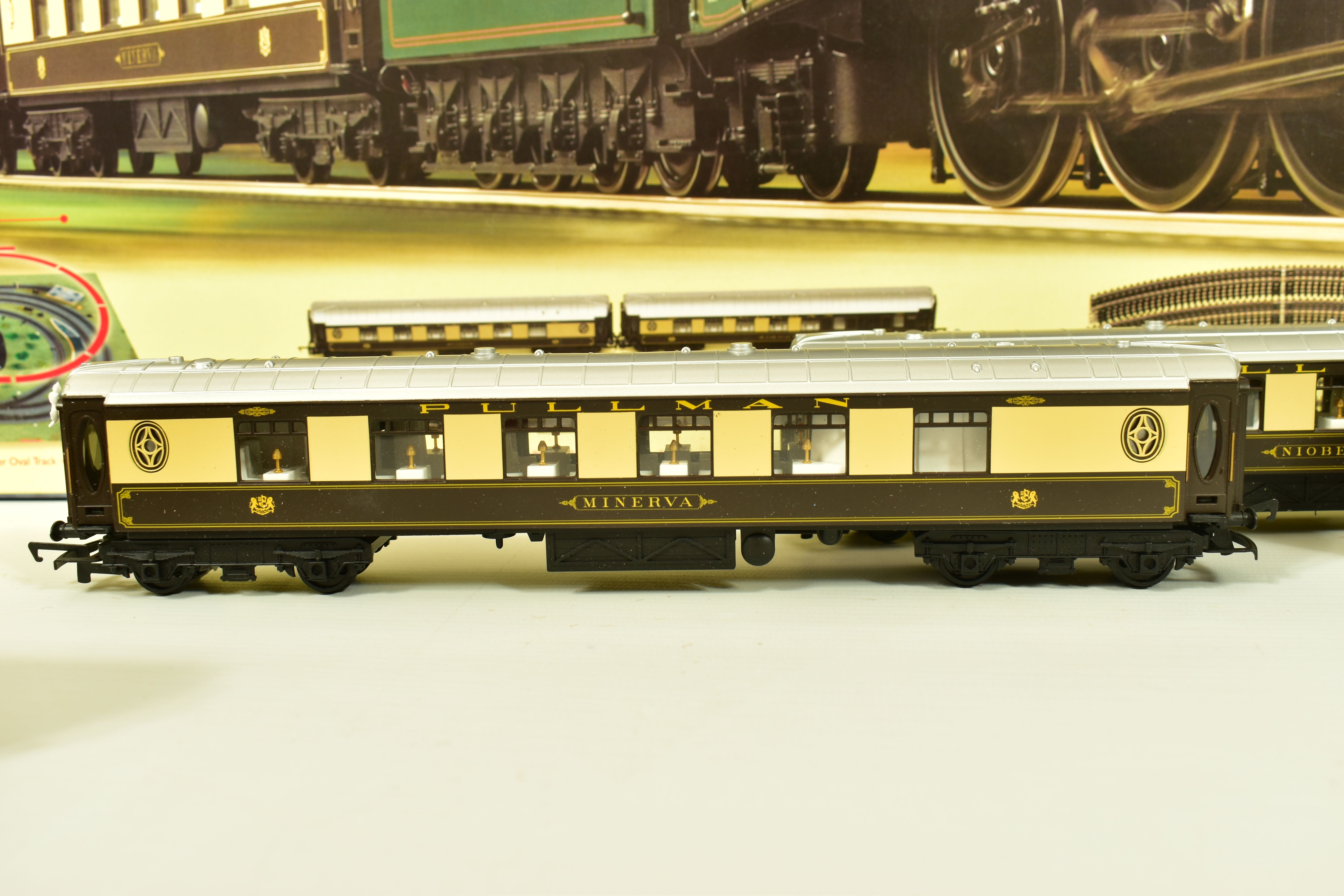 A BOXED HORNBY RAILWAYS OO GAUGE YORKSHIRE PULLMAN TRAIN SET - Image 9 of 15