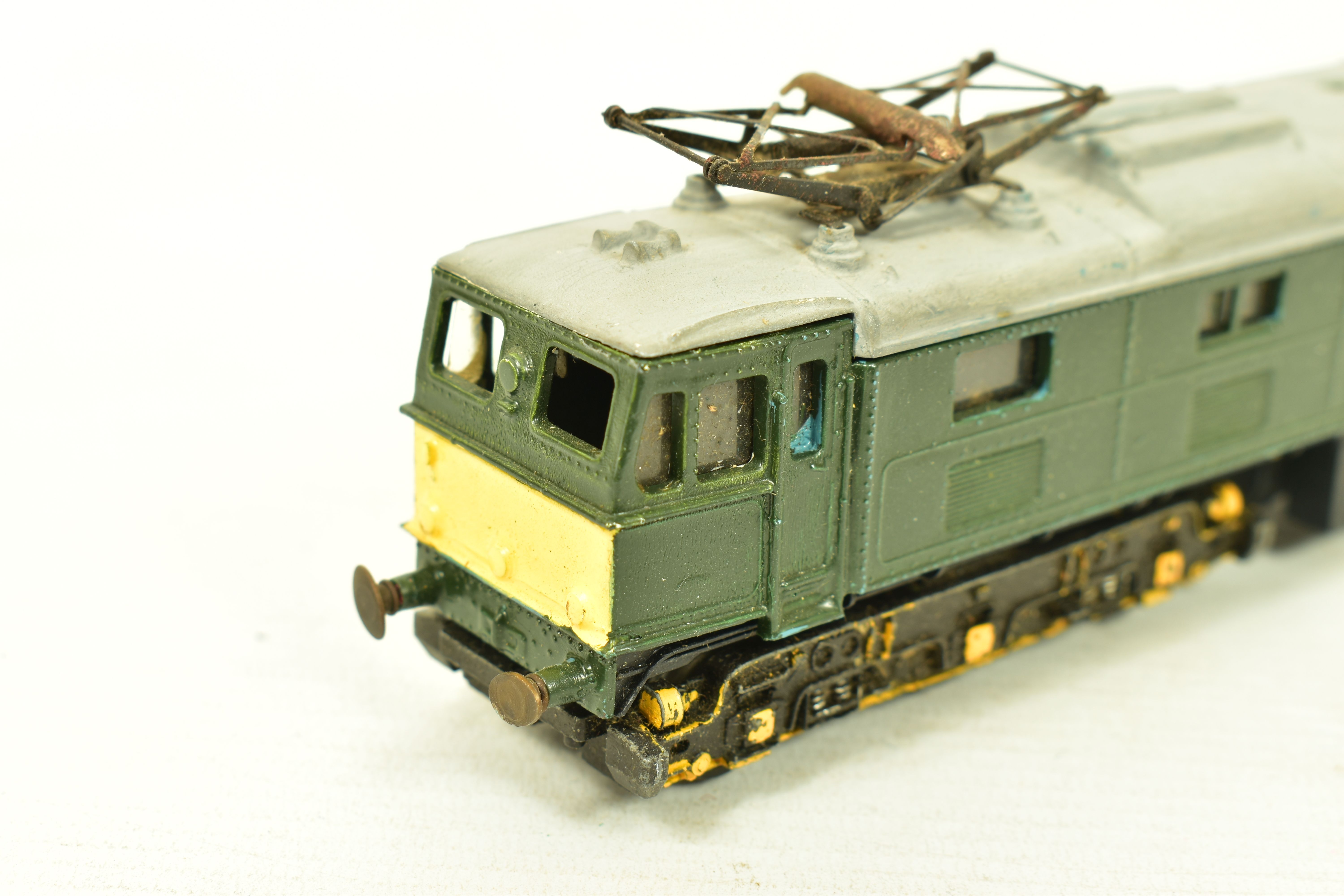 A BOXED TRI-ANG OO GAUGE CLASS EM2 LOCOMOTIVE, has been reasonably repainted from blue to green with - Image 2 of 4