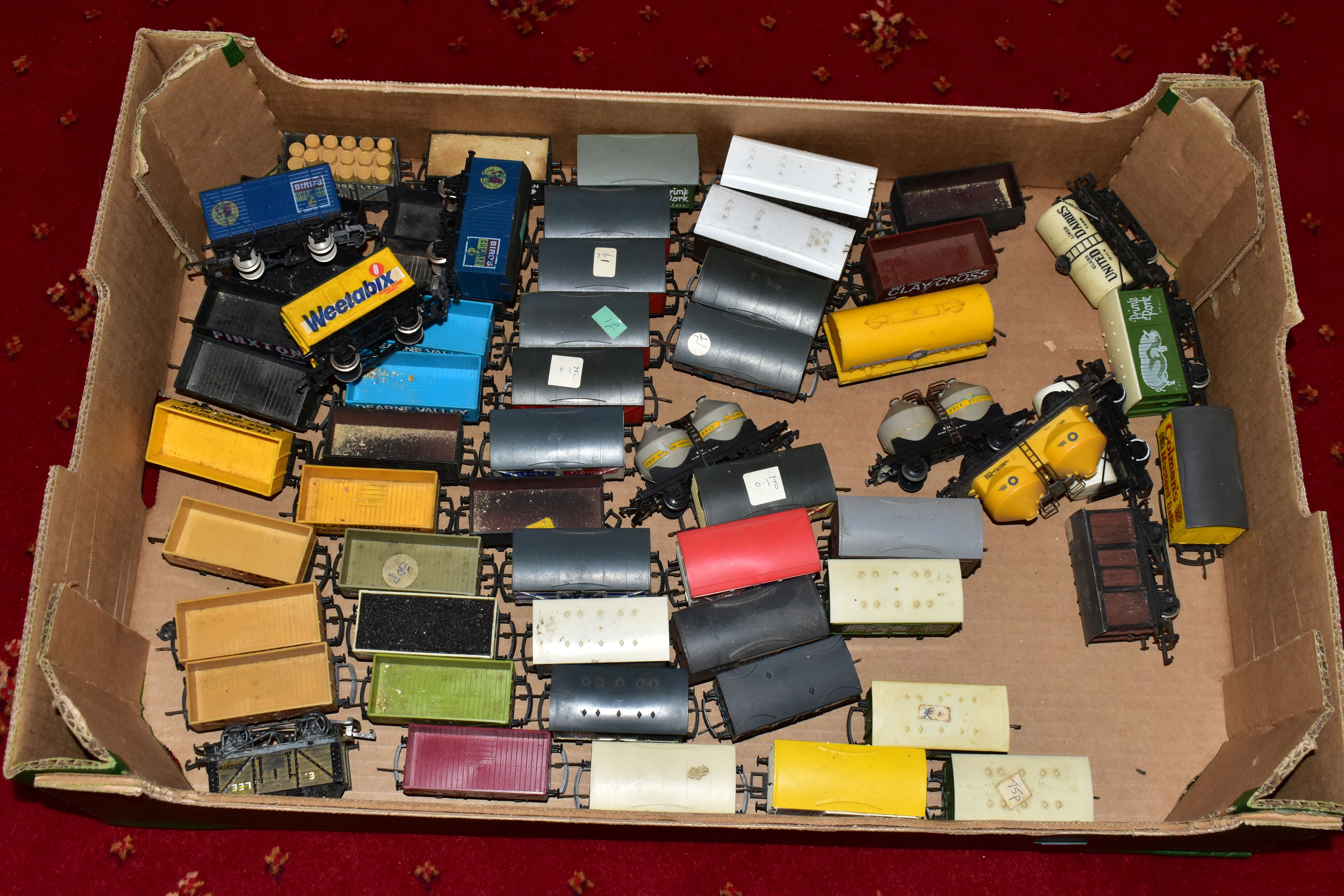 A QUANTITY OF UNBOXED AND ASSORTED OO & HO GAUGE ROLLING STOCK, assorted items to include, Hornby - Image 14 of 19