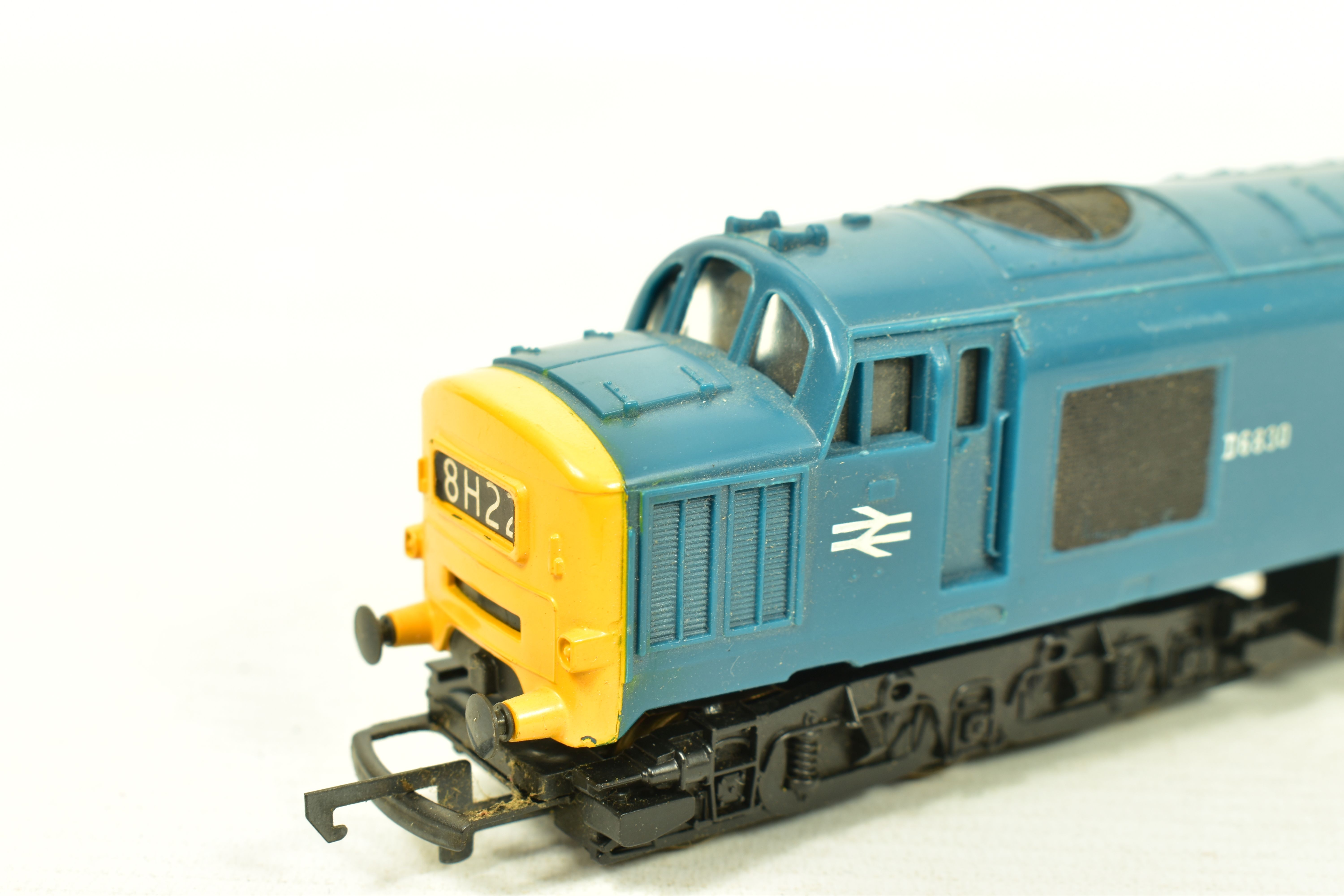 THREE BOXED TRI-ANG HORNBY OO GAUGE CLASS 35 HYMEK LOCOMOTIVES, 3 x No.D7063 and partially repainted - Image 9 of 11