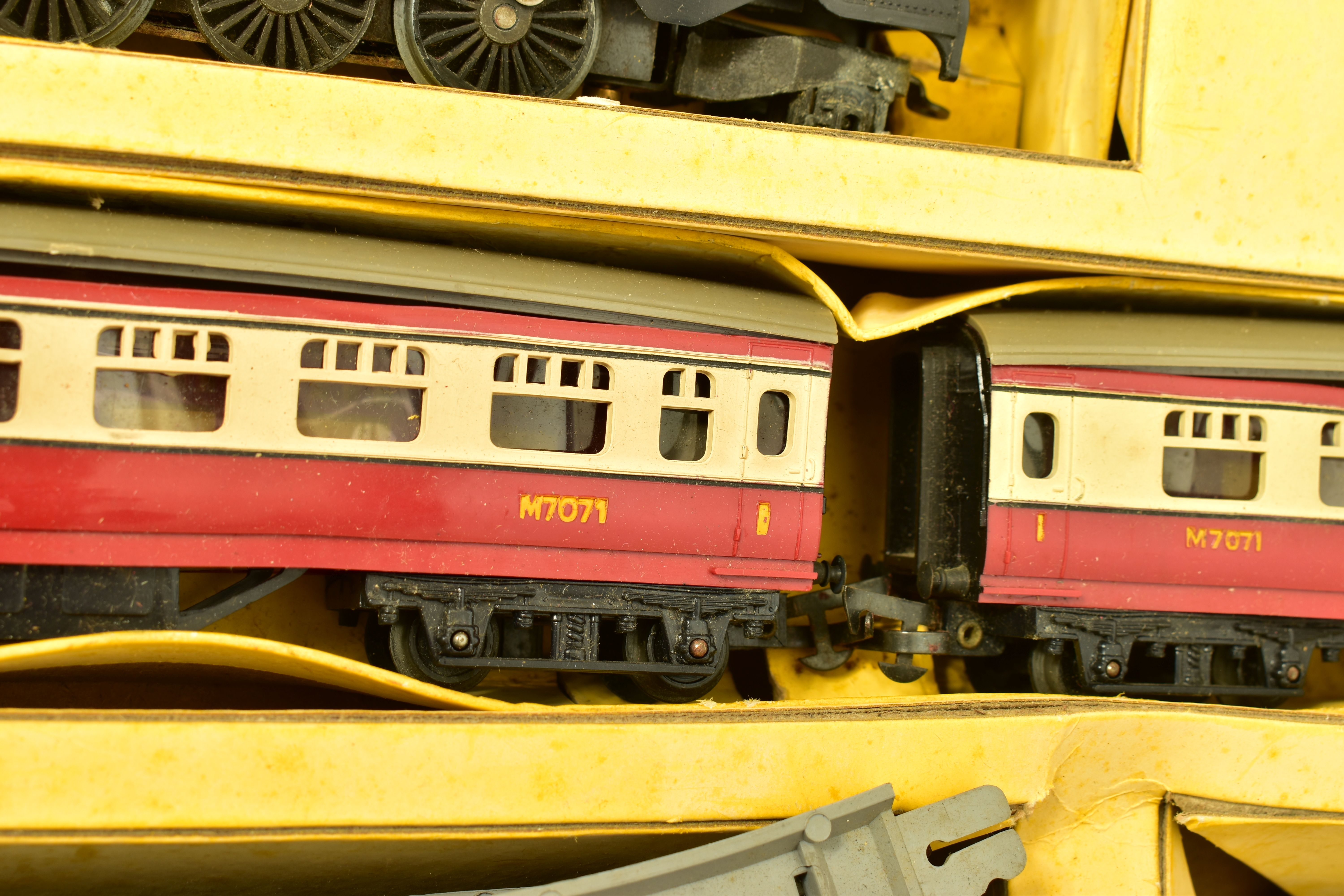 A QUANTITY OF BOXED TRI-ANG OO GAUGE MODEL RAILWAY ITEMS, to include R1X train set, comprising - Image 4 of 18