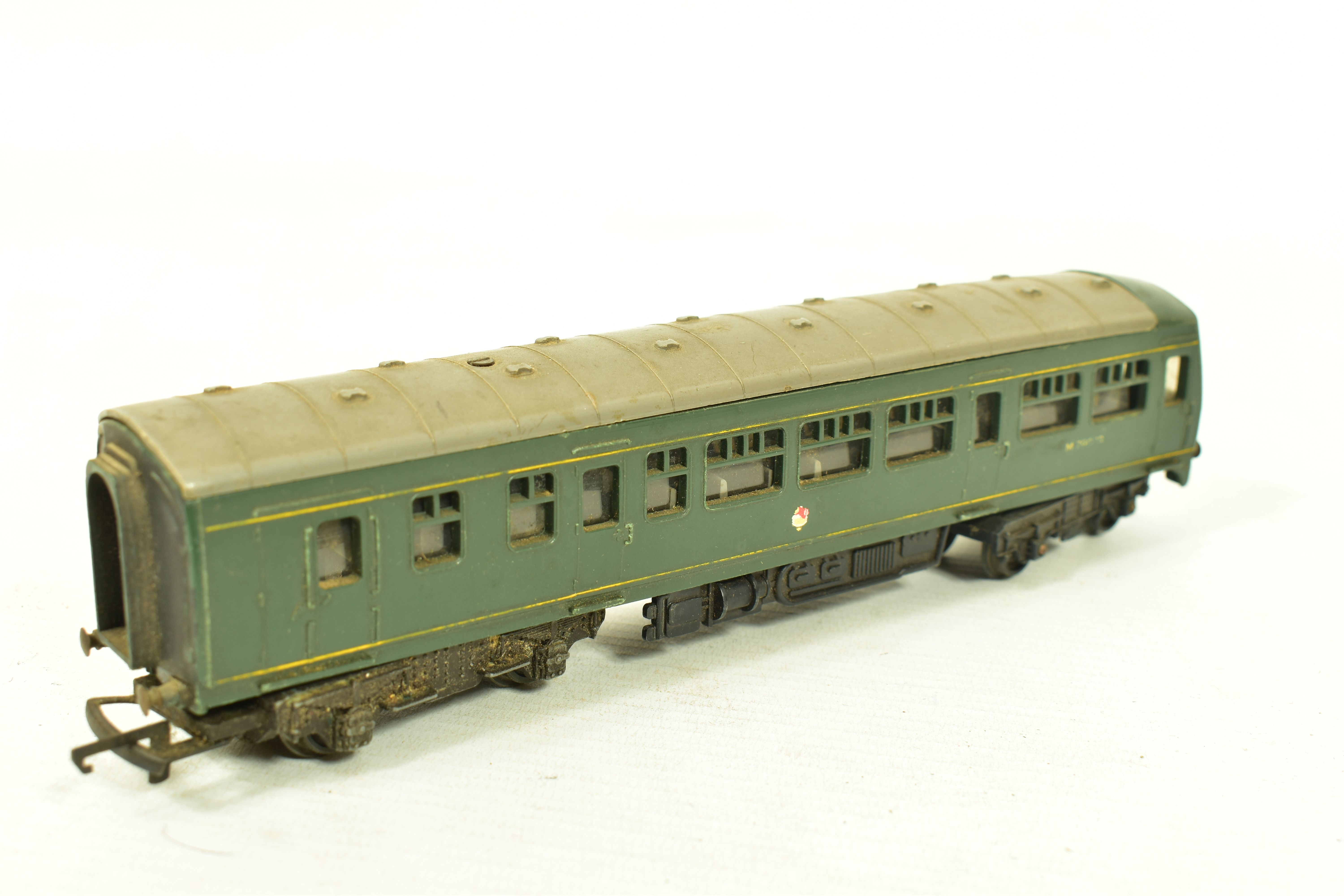 A BOXED TRI-ANG OO GAUGE TWO CAR METRO-CAMMELL D.M.U. SET, motor car No.M79079 and trailer car No. - Image 11 of 11