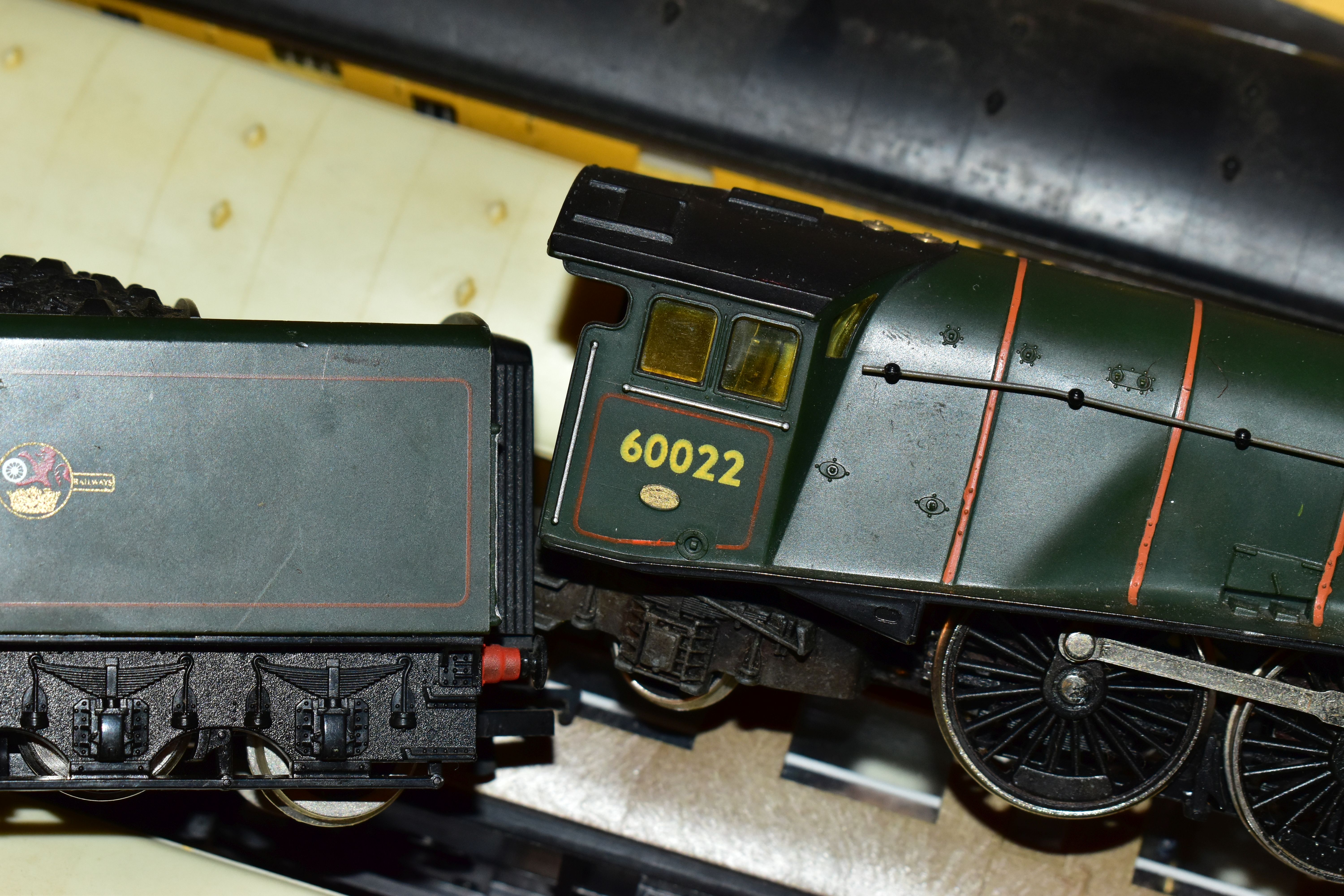 A QUANTITY OF MAINLY UNBOXED OO GAUGE MODEL RAILWAY ITEMS, locomotives to include Hornby A4 class ' - Image 18 of 21