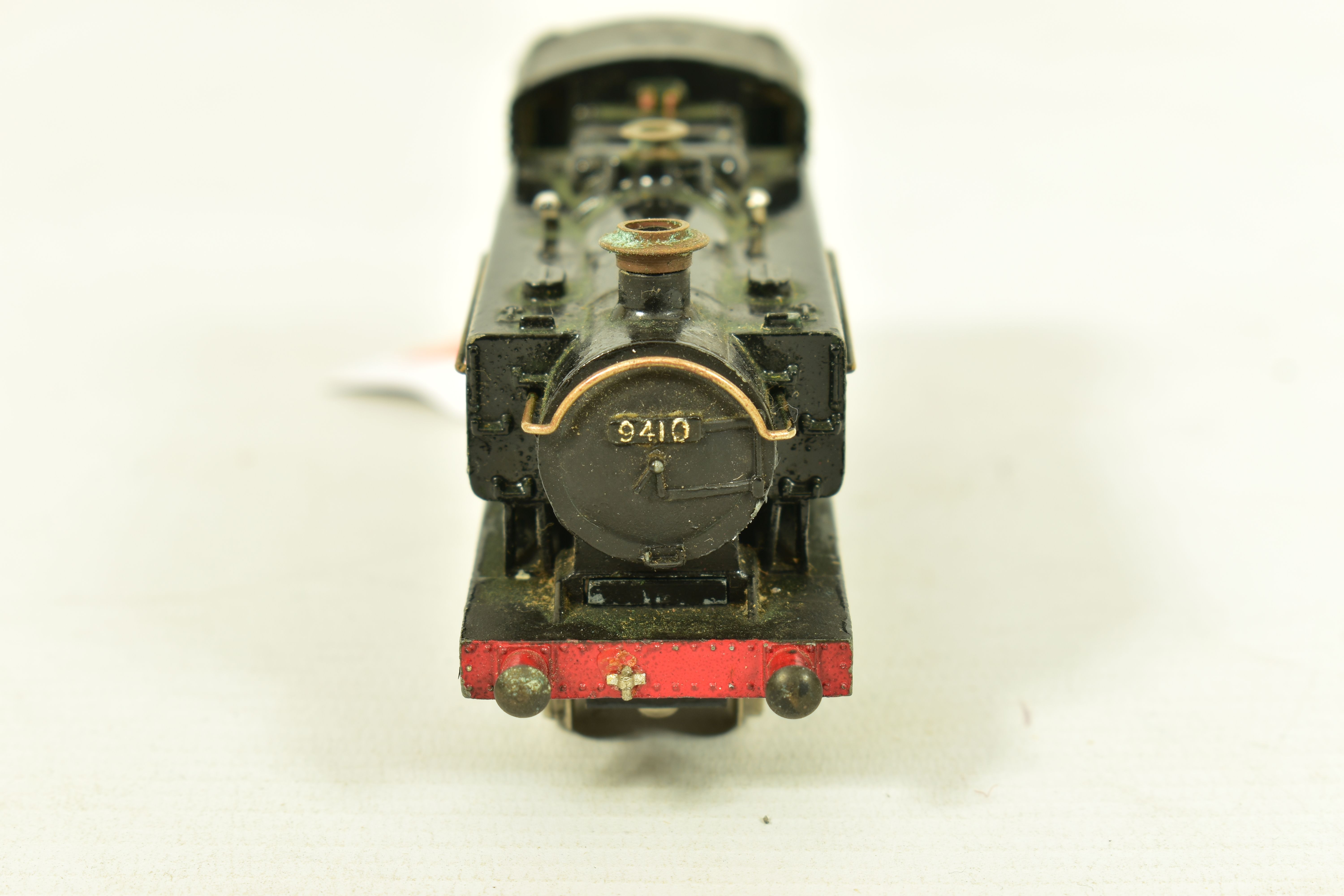 FOUR BOXED GRAHAM FARISH OO GAUGE CLASS 94XX PANNIER TANK LOCOMOTIVES, all No.9410, two in G.W.R. - Image 4 of 12