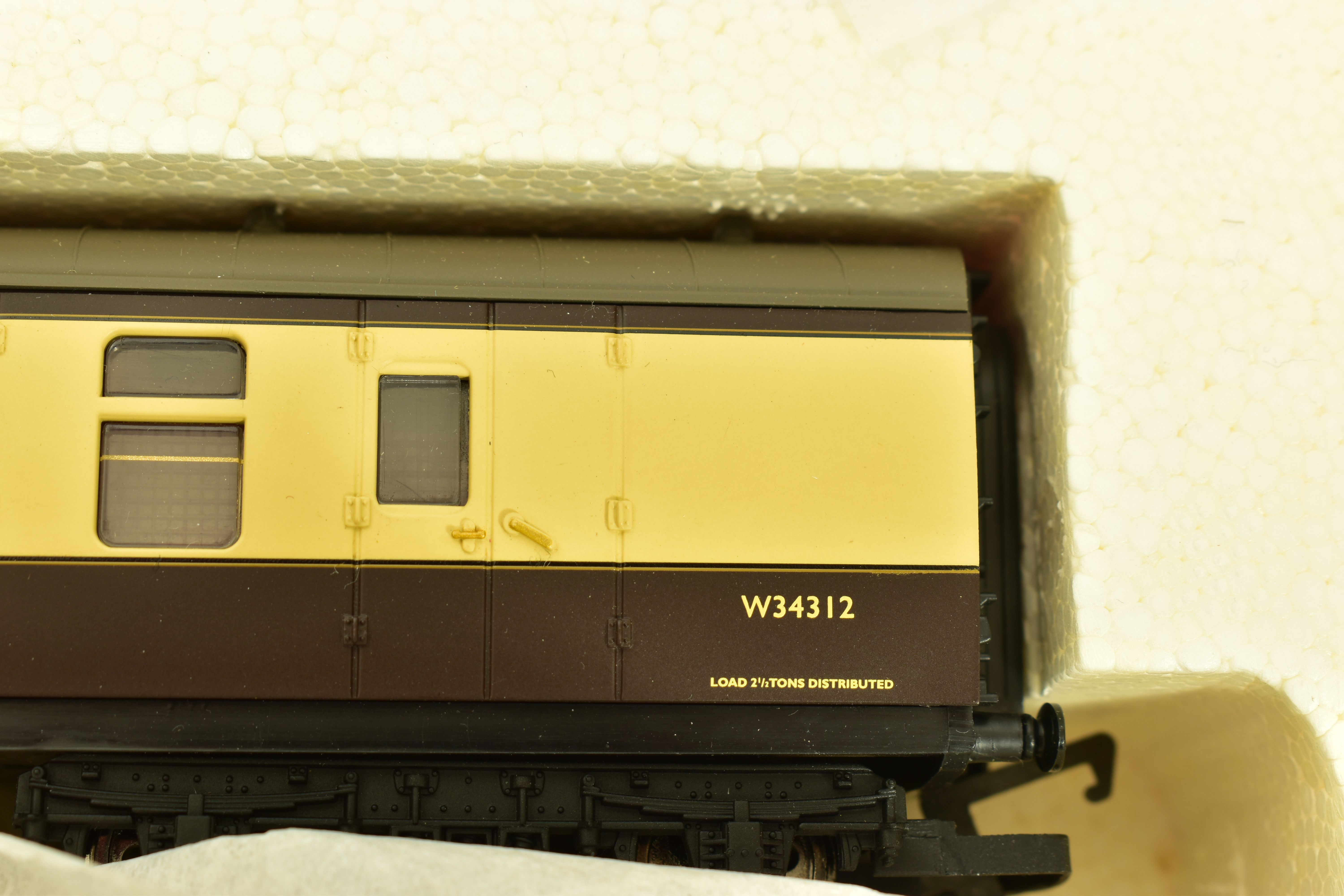 A PART BOXED HORNBY RAILWAYS OO GAUGE TORBAY EXPRESS TRAIN PACK, comprising King class locomotive ' - Image 4 of 13