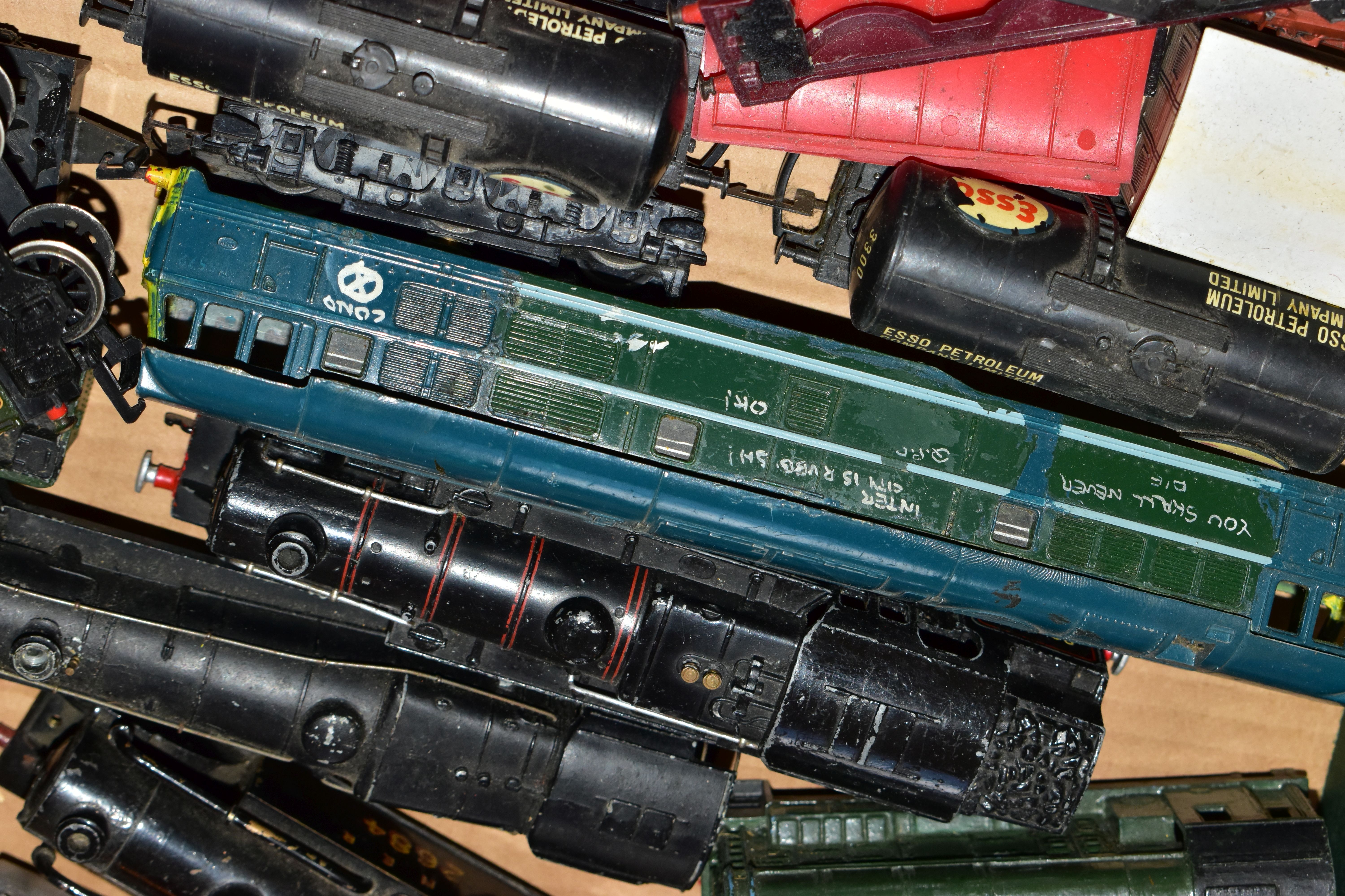 A OO GAUGE LOCOMOTIVE AND TENDER BODY SCRAP YARD, assorted bodyshells to include Hornby Dublo, Bec - Image 13 of 22