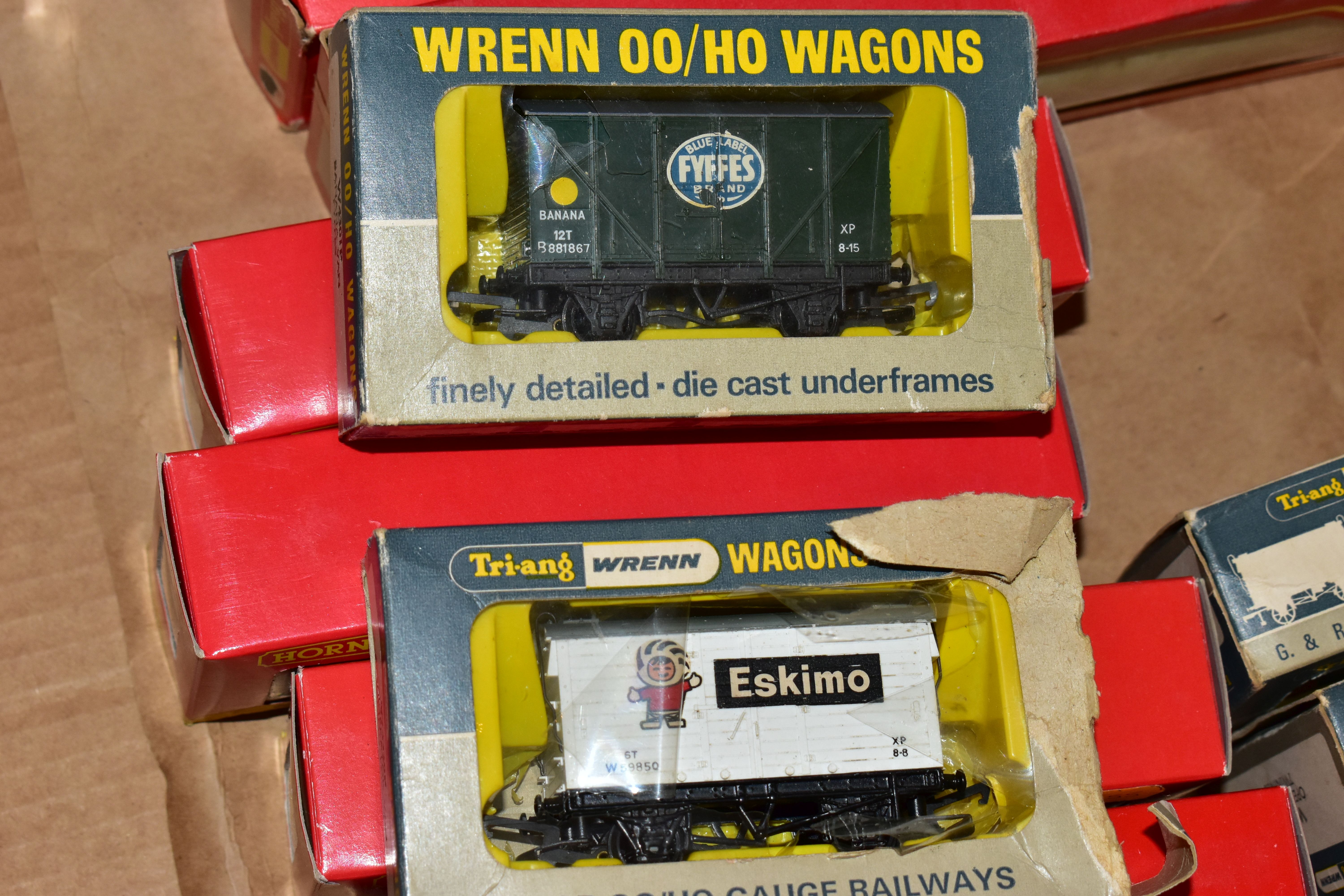 A QUANTITY OF MAINLY BOXED OO GAUGE MODEL RAILWAY ROLLING STOCK, to include boxed Tri-ang Wrenn - Image 11 of 14
