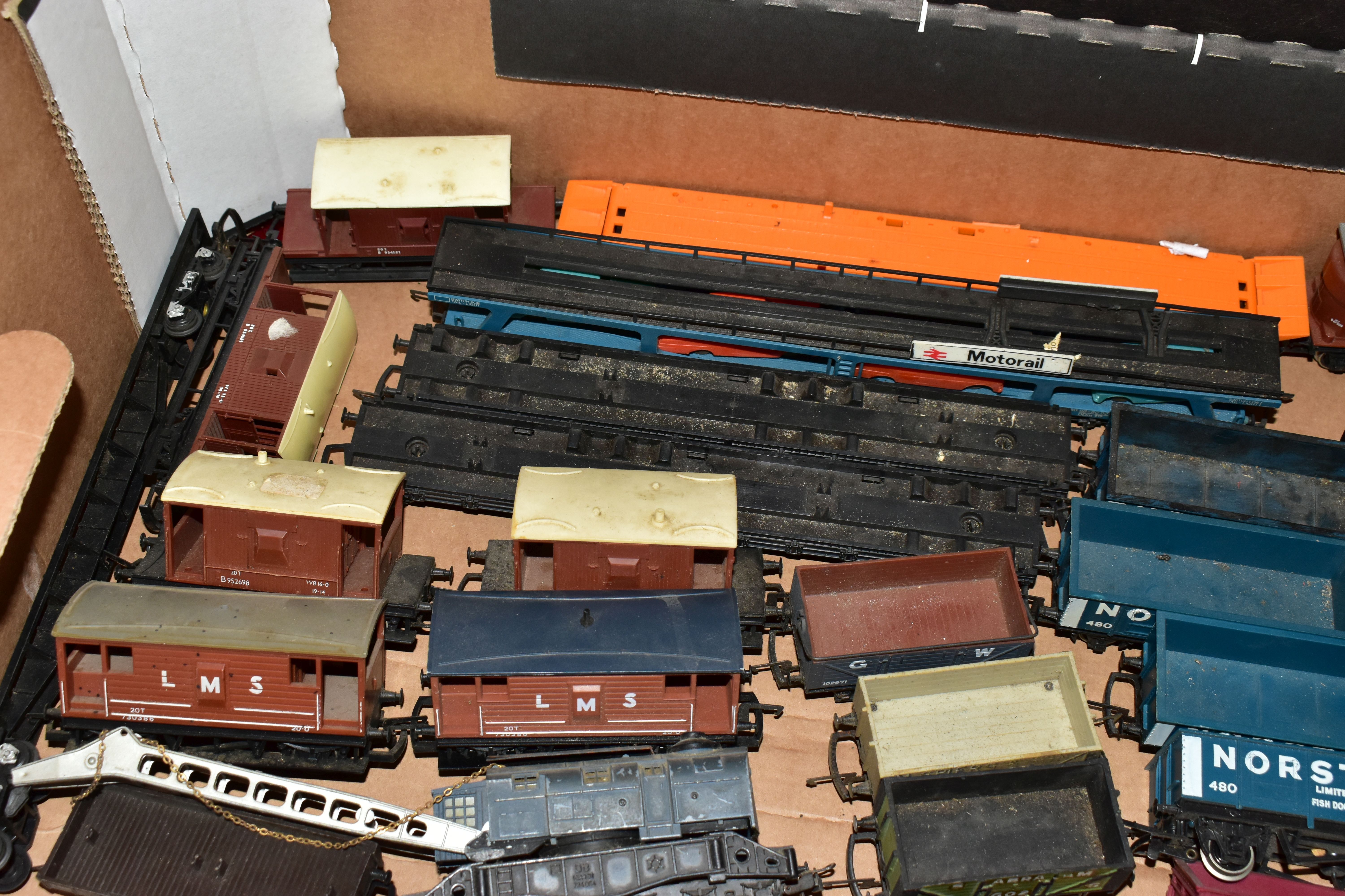 A QUANTITY OF UNBOXED AND ASSORTED OO & HO GAUGE ROLLING STOCK, assorted items to include, Hornby - Image 4 of 19