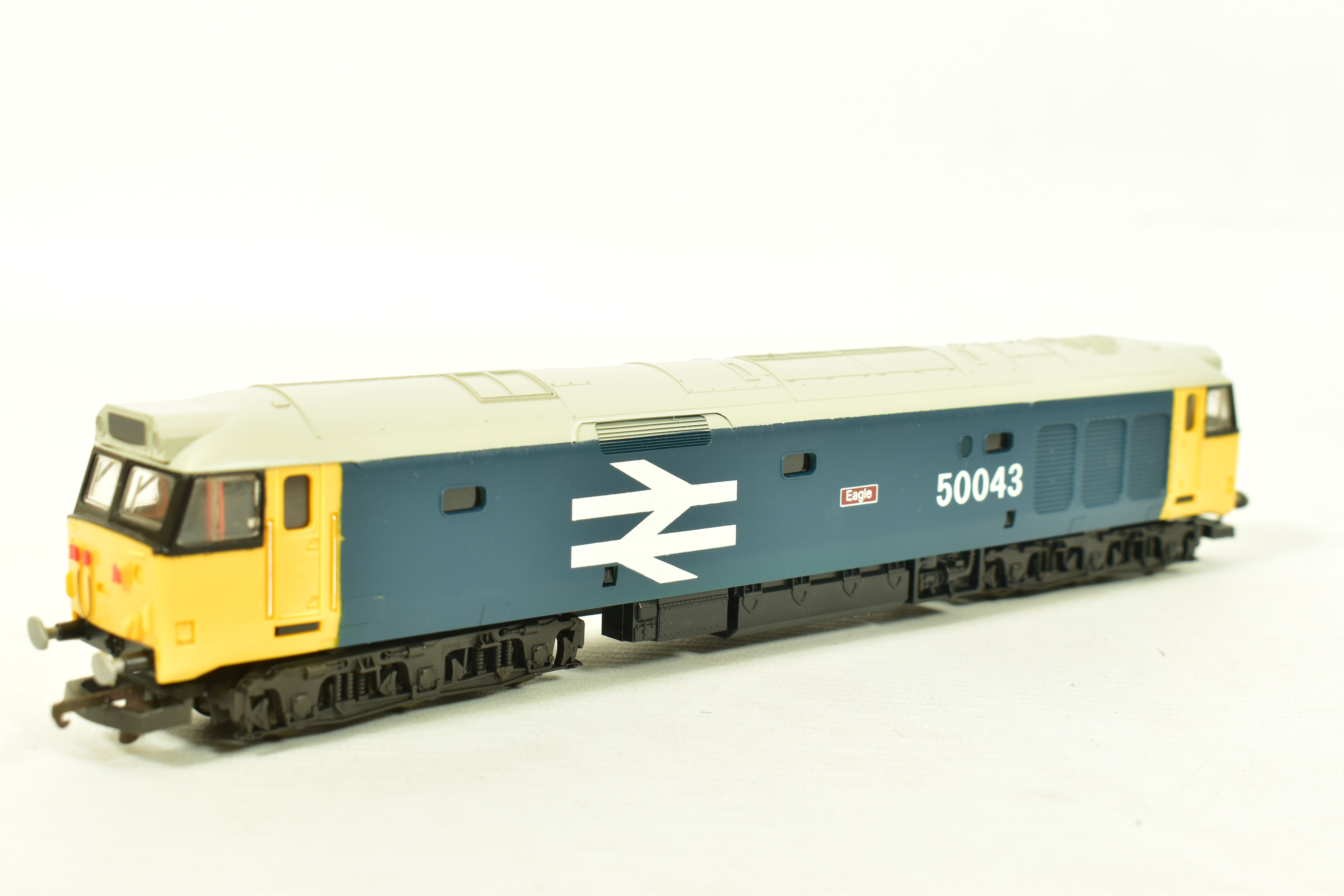 FOUR BOXED LIMA OO GAUGE LOCOMOTIVES, 2 x class 50 'Eagle' No.50 043 both in B.R. large logo blue - Image 2 of 11