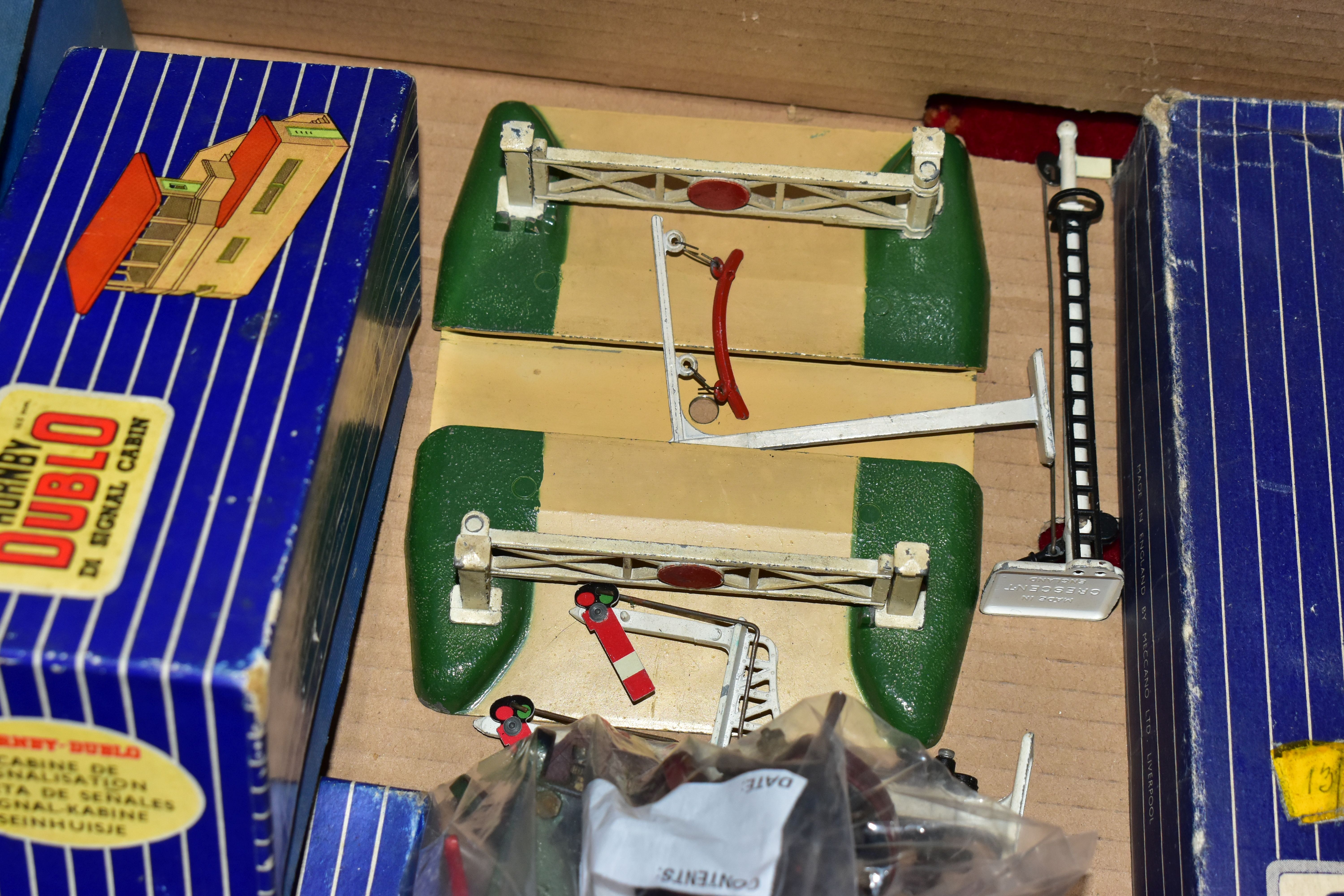 A QUANTITY OF BOXED AND UNBOXED MAINLY HORNBY DUBLO ROLLING STOCK, ACCESSORIES AND TRACK, to include - Image 11 of 16