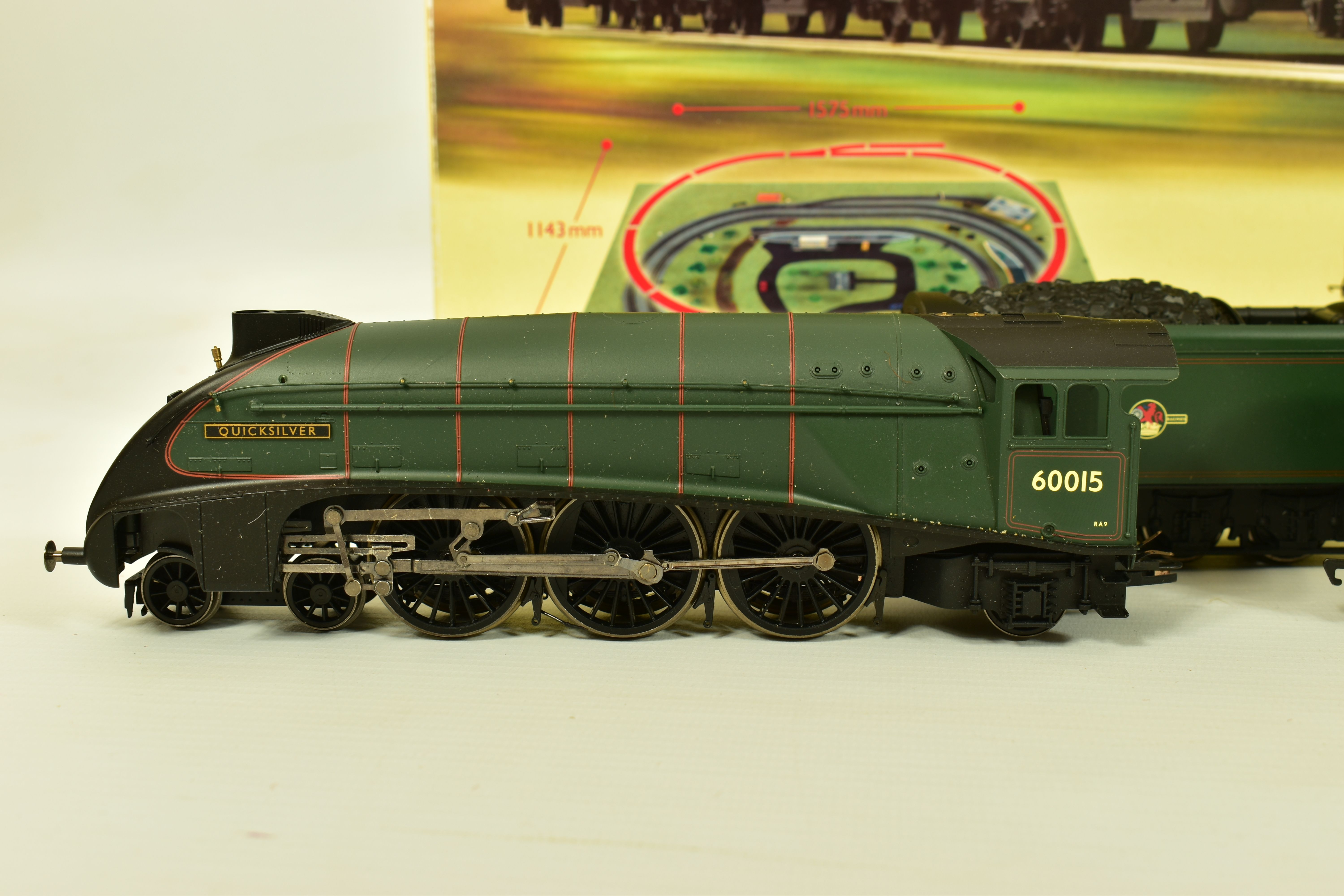 A BOXED HORNBY RAILWAYS OO GAUGE YORKSHIRE PULLMAN TRAIN SET - Image 14 of 15