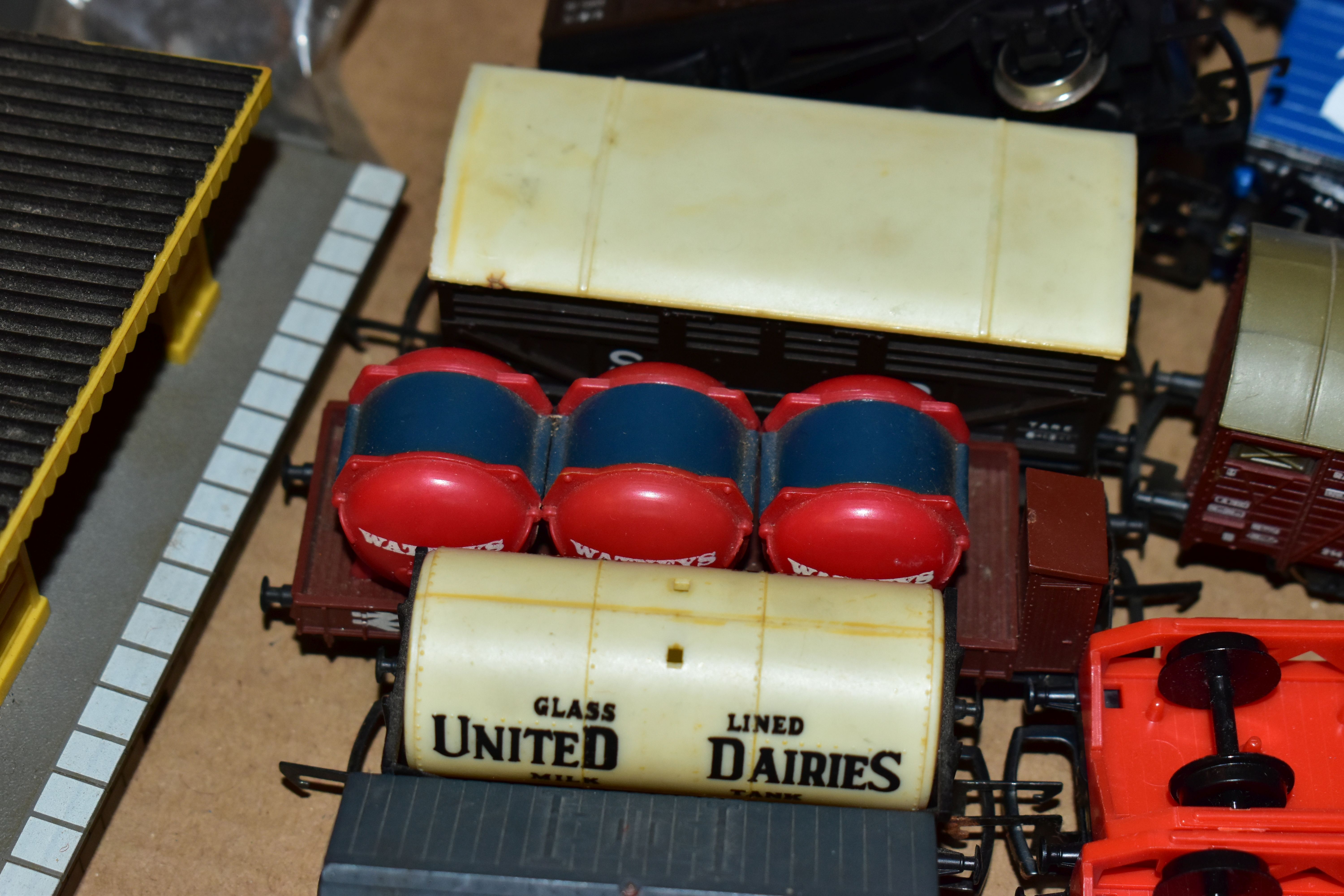 A QUANTITY OF MAINLY UNBOXED OO GAUGE MODEL RAILWAY ITEMS, locomotives to include Hornby A4 class ' - Image 7 of 21