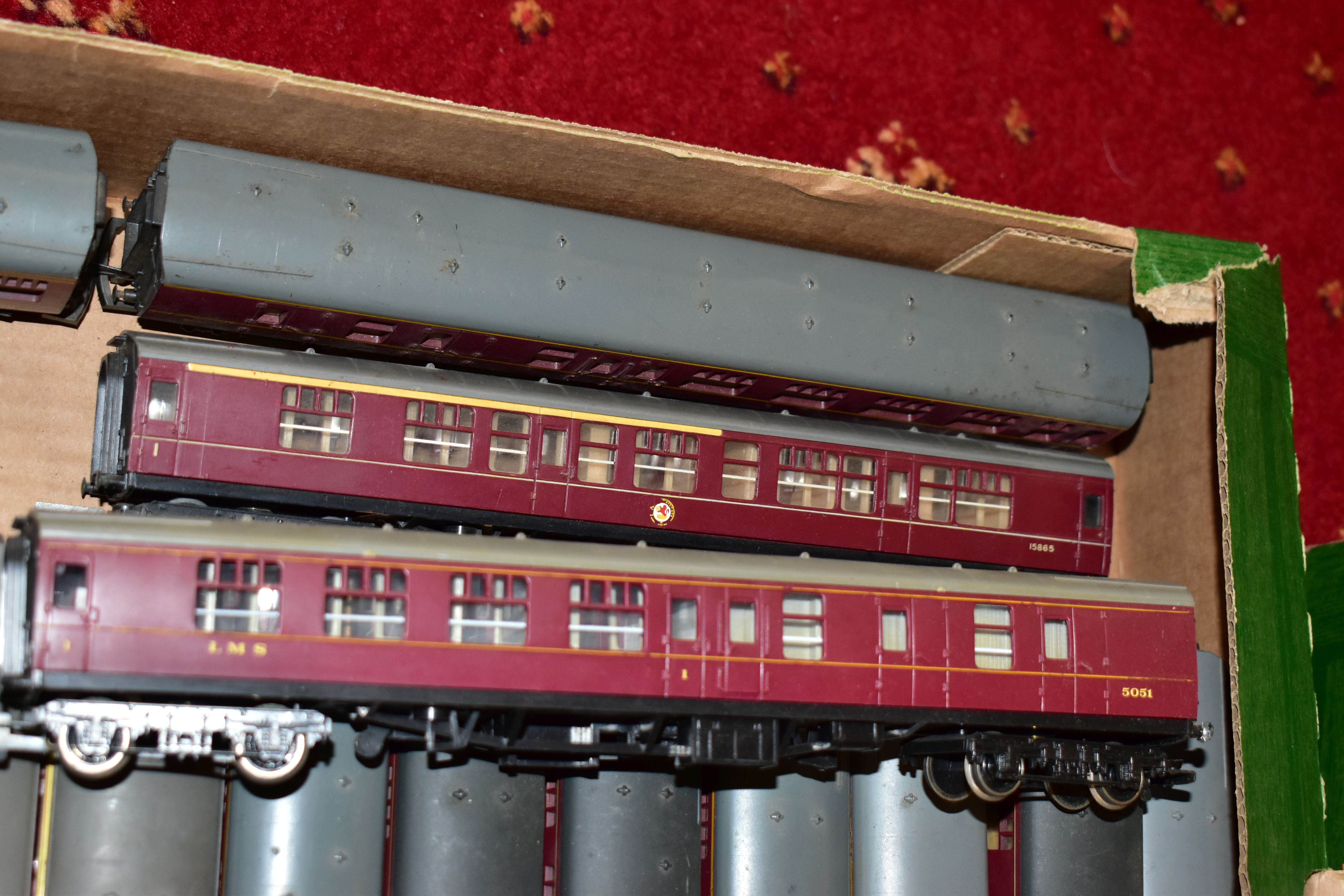 A QUANTITY OF UNBOXED AND ASSORTED OO GAUGE MODEL RAILWAY ROLLING STOCK AND BOXED AND UNBOXED - Image 2 of 24