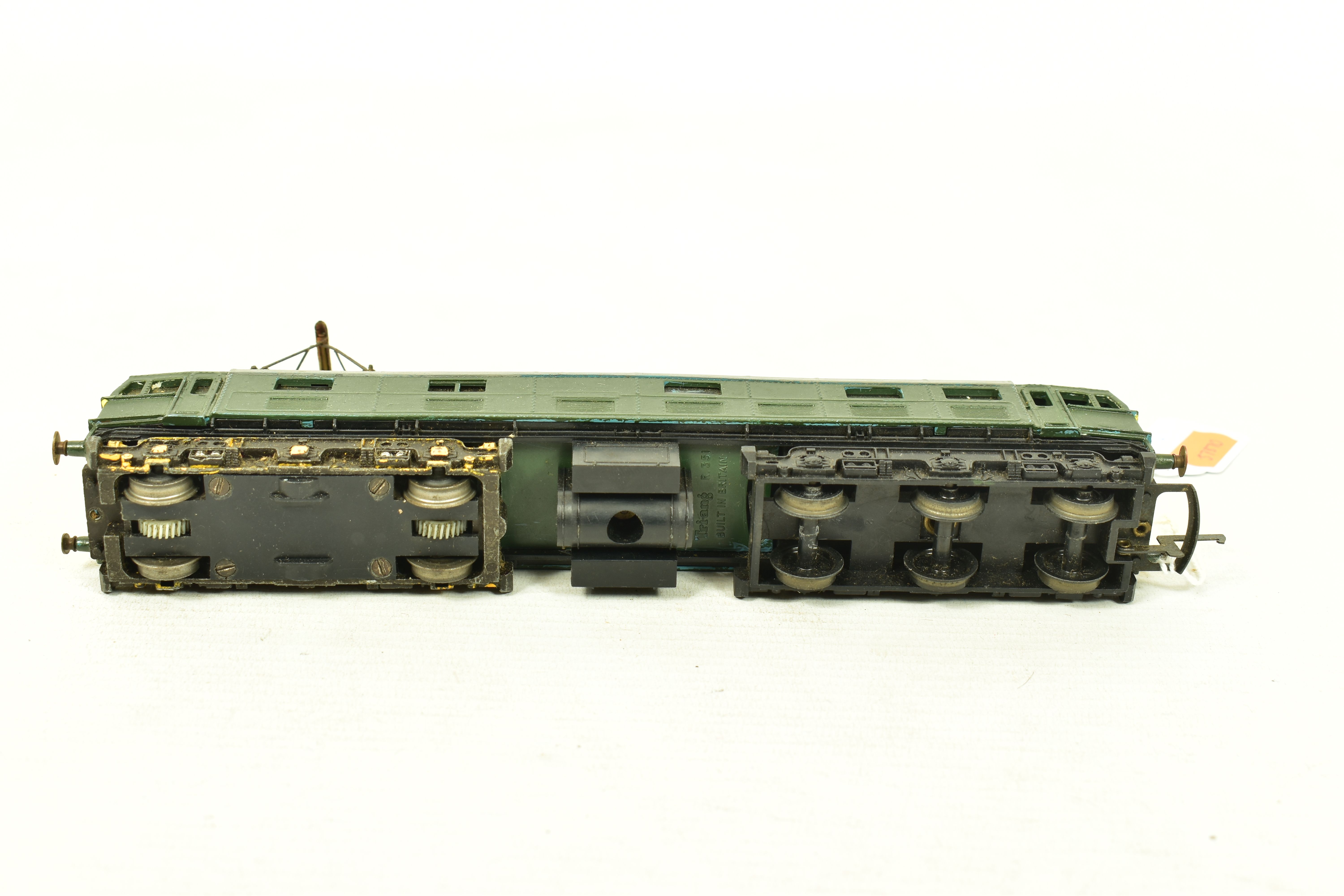 A BOXED TRI-ANG OO GAUGE CLASS EM2 LOCOMOTIVE, has been reasonably repainted from blue to green with - Image 4 of 4