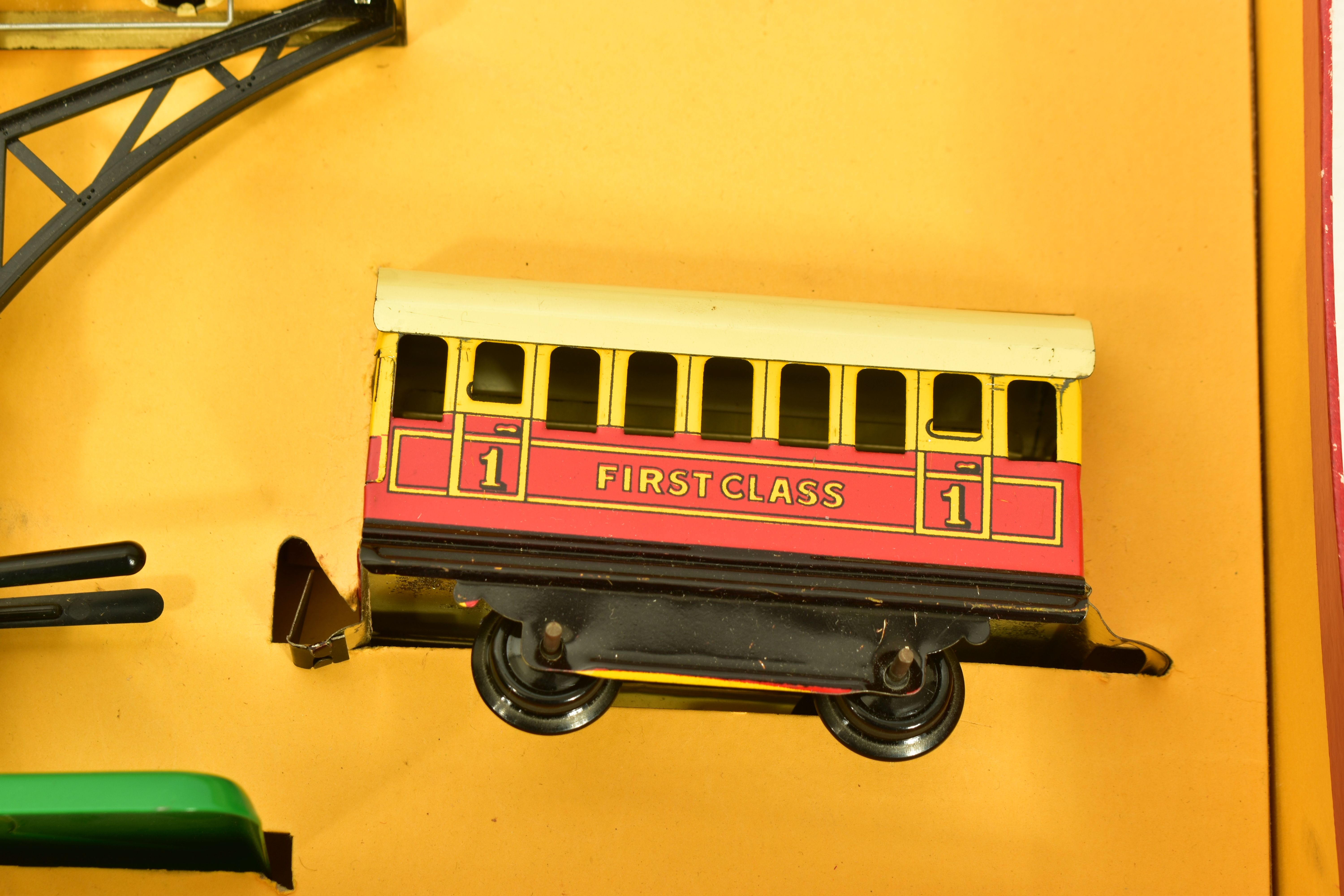 A BOXED BRIMTOY O GAUGE CLOCKWORK TRAIN SET, has 8/8 stamped on lid, locomotive and tender No.67040, - Image 2 of 11