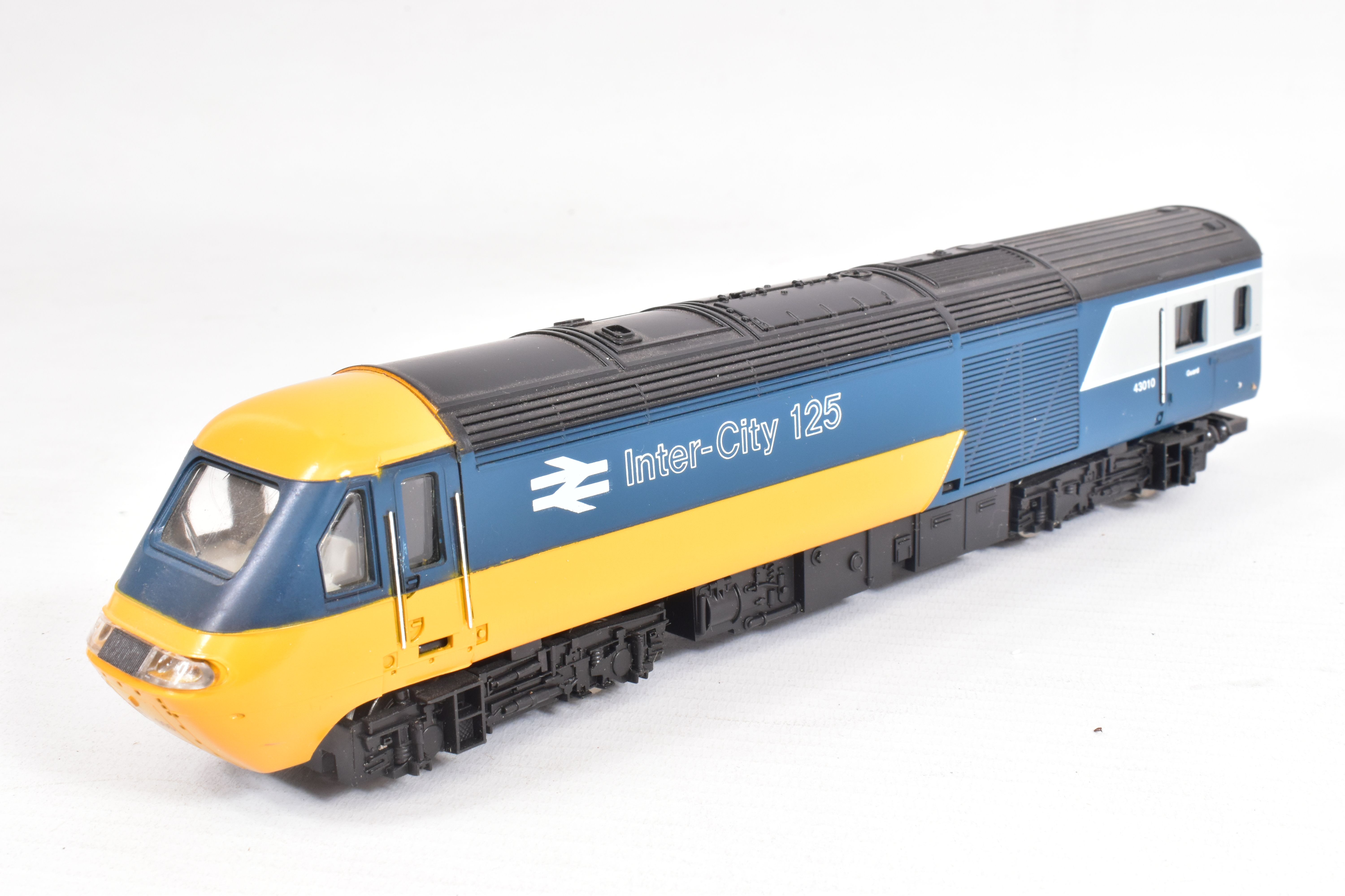 A BOXED HORNBY OO GAUGE INTERCITY 125 HIGH SPEED TRAIN PACK, No.R332, comprising power car No. - Image 9 of 12