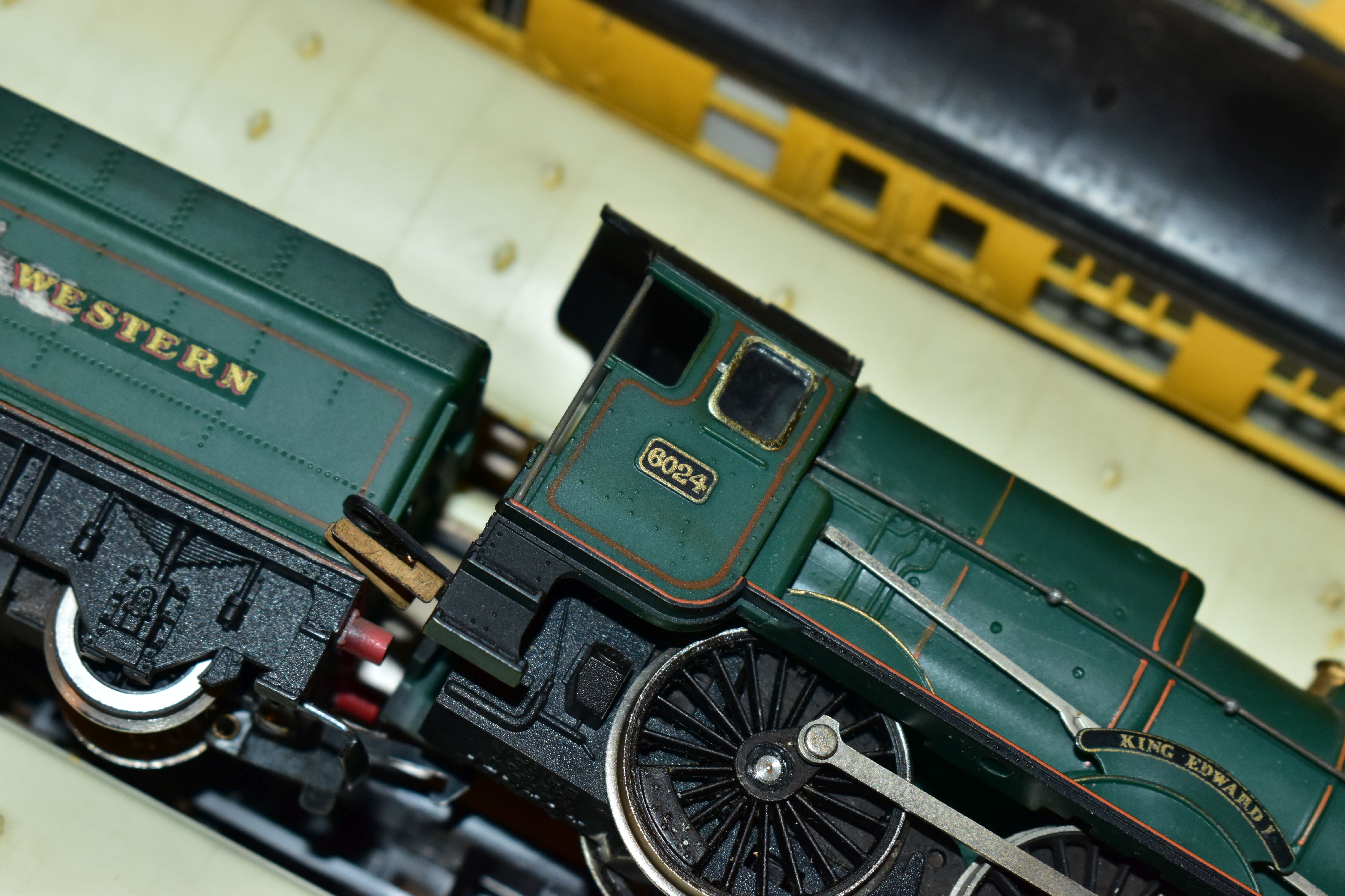 A QUANTITY OF MAINLY UNBOXED OO GAUGE MODEL RAILWAY ITEMS, locomotives to include Hornby A4 class ' - Image 16 of 21