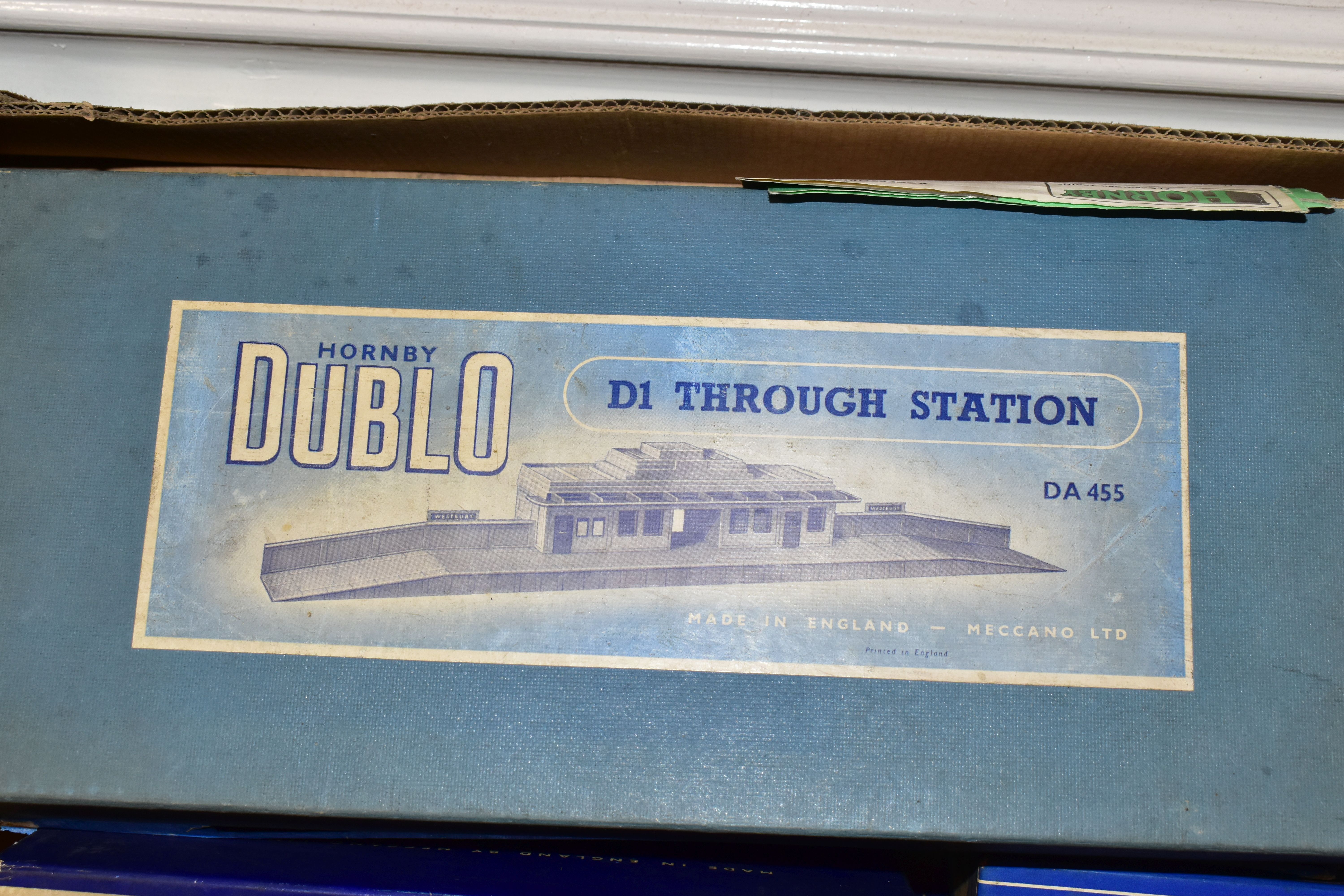 A QUANTITY OF BOXED AND UNBOXED HORNBY DUBLO ROLLING STOCK AND ACCESSORIES, to include boxed D1 - Image 4 of 12