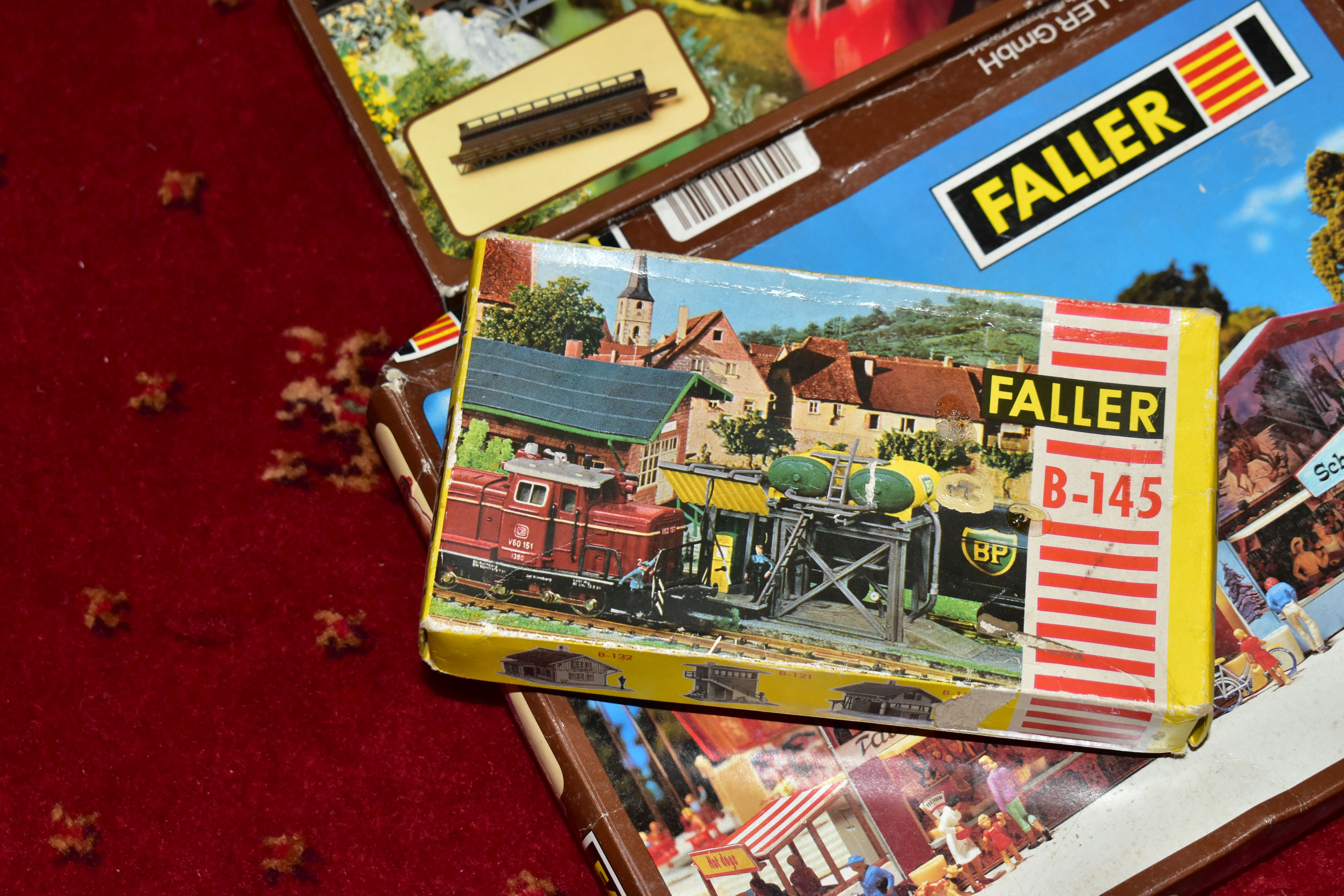 A QUANTITY OF ASSORTED BOXED AND UNBOXED OO AND HO GAUGE LINESIDE AND SCENIC ACCESSORIES, to - Image 2 of 5