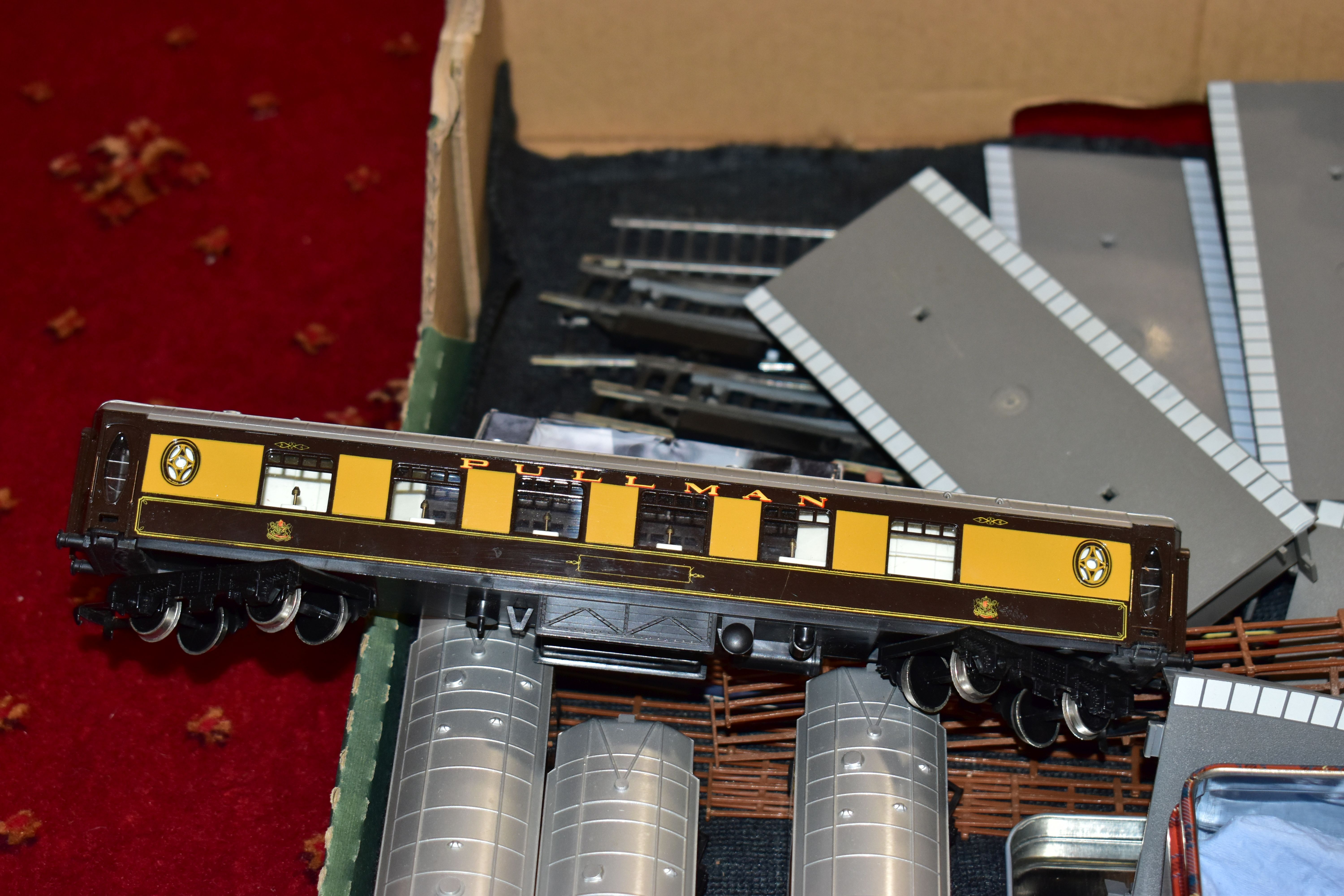 A QUANTITY OF BOXED AND UNBOXED MAINLY HORNBY RAILWAYS OO GAUGE MODEL RAILWAY ROLLING STOCK, - Image 19 of 22
