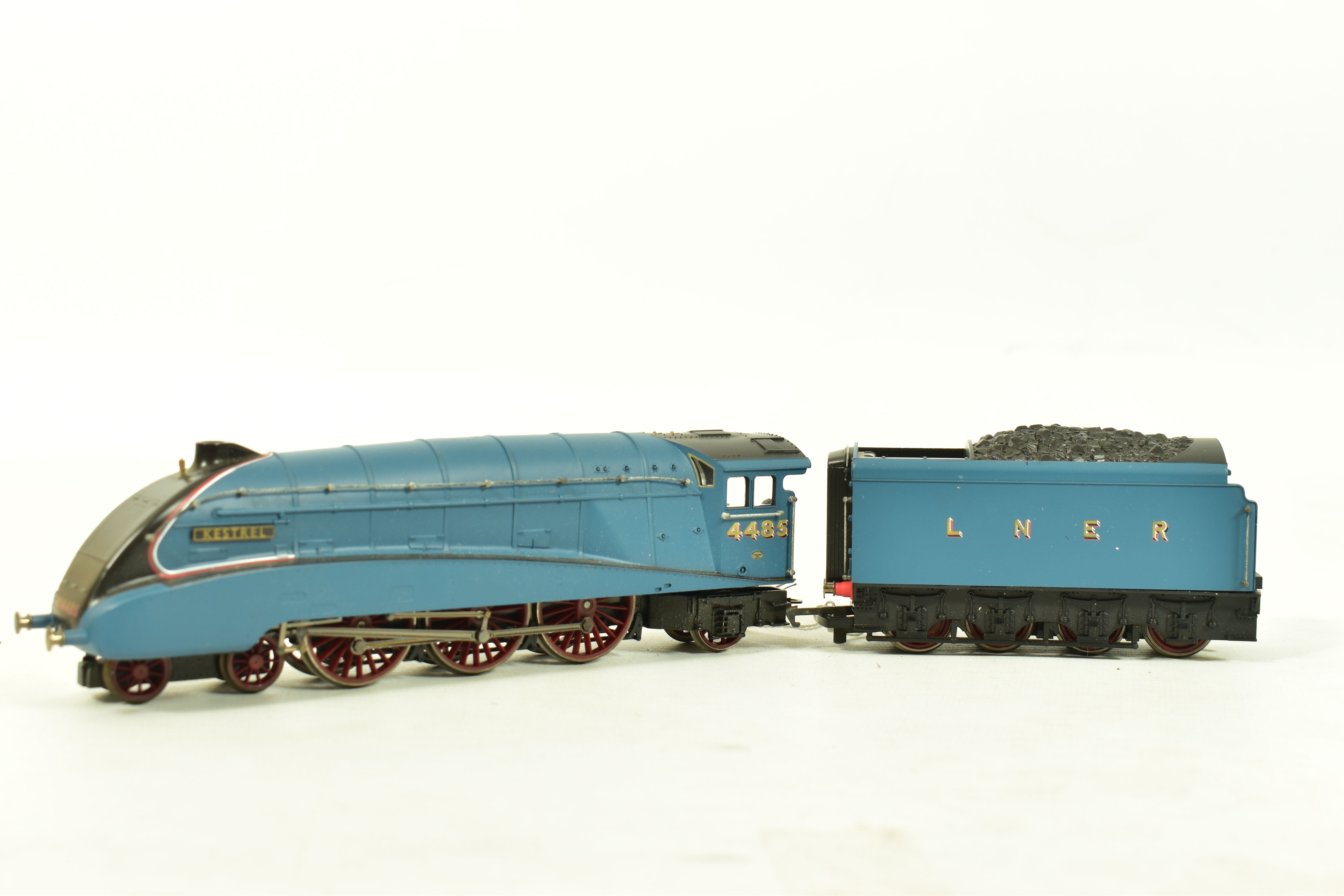 THREE BOXED HORNBY OO GAUGE LOCOMOTIVES OF L.N.E.R. ORIGIN, class B17 'Manchester United' No. - Image 2 of 10