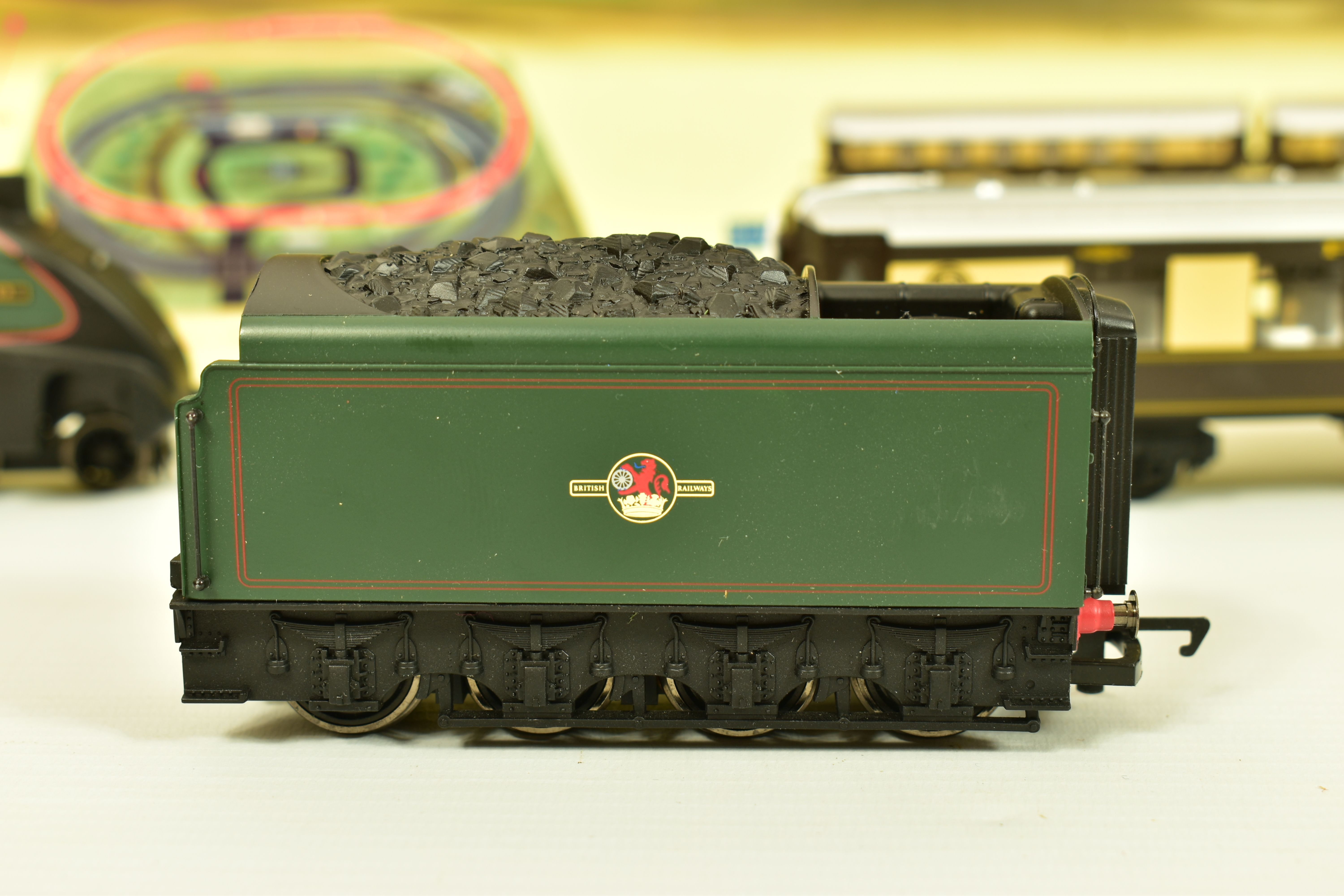 A BOXED HORNBY RAILWAYS OO GAUGE YORKSHIRE PULLMAN TRAIN SET - Image 10 of 15