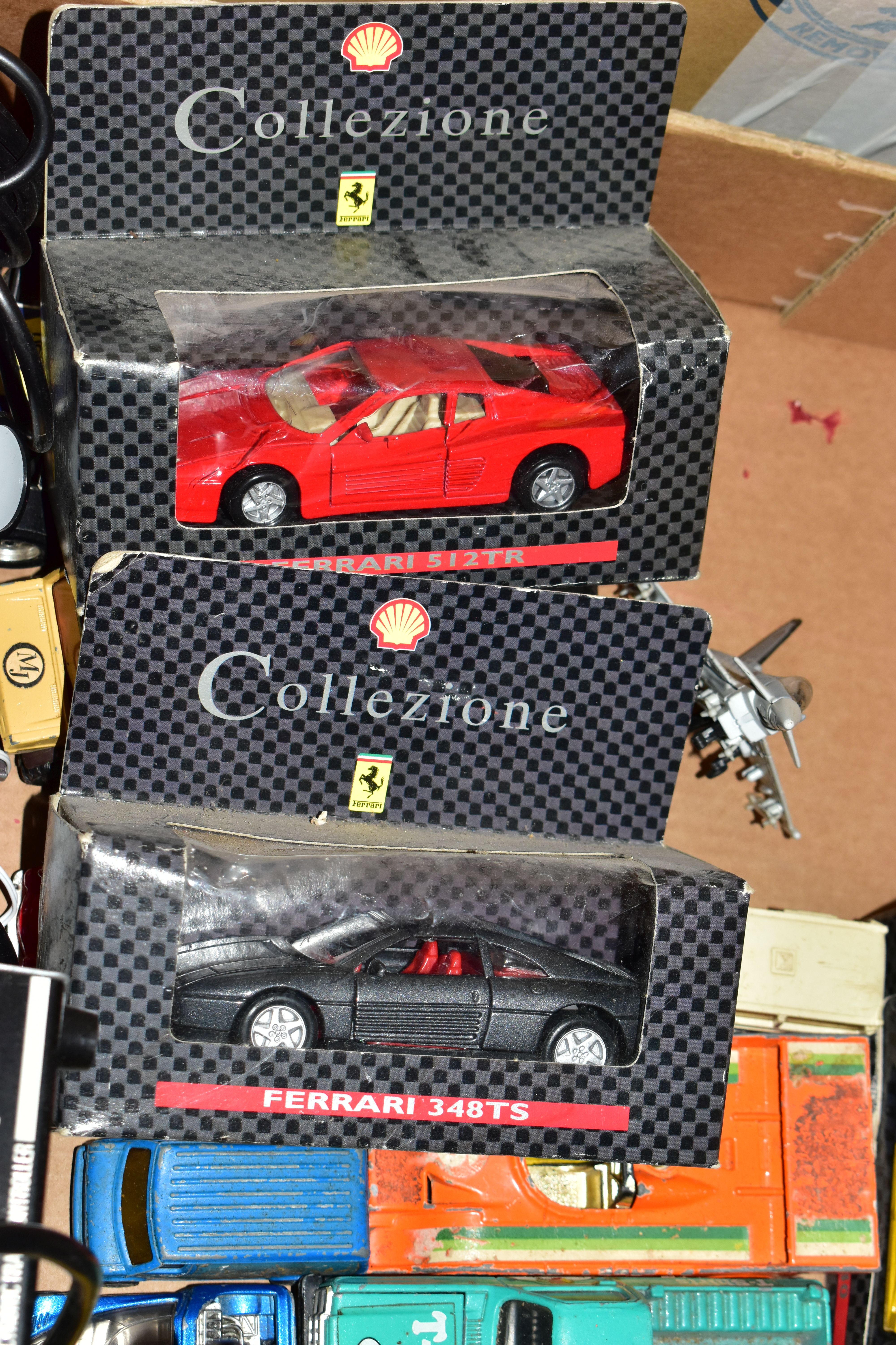 A QUANTITY OF UNBOXED AND ASSORTED OO GAUGE MODEL RAILWAY ITEMS, to include class 101 tank - Image 7 of 18