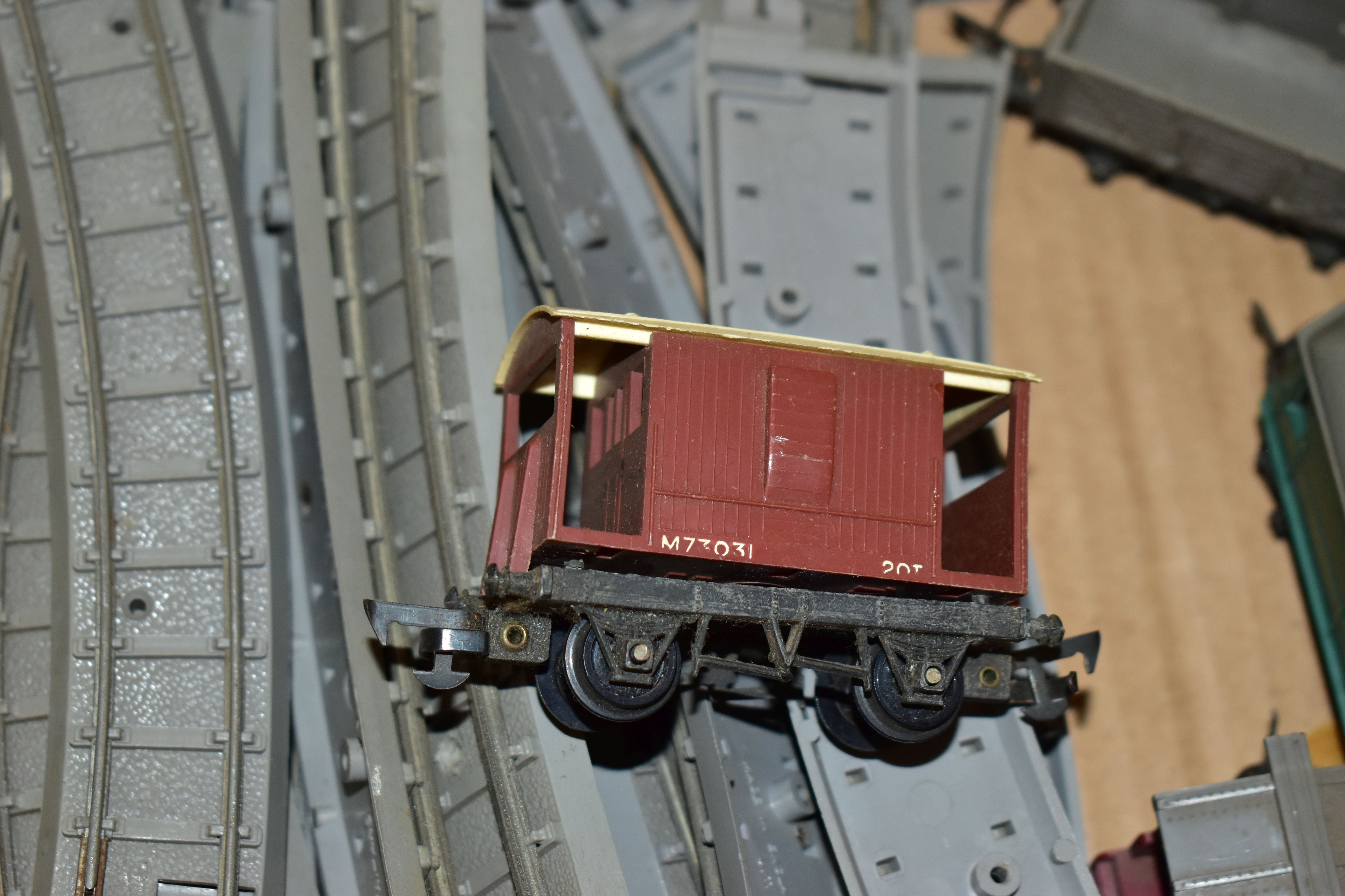 AN UNBOXED TRI-ANG RAILWAYS OO GAUGE CLASS 4-SUB TWO CAR E.M.U., No.S1052S and S1057S, version - Image 6 of 10