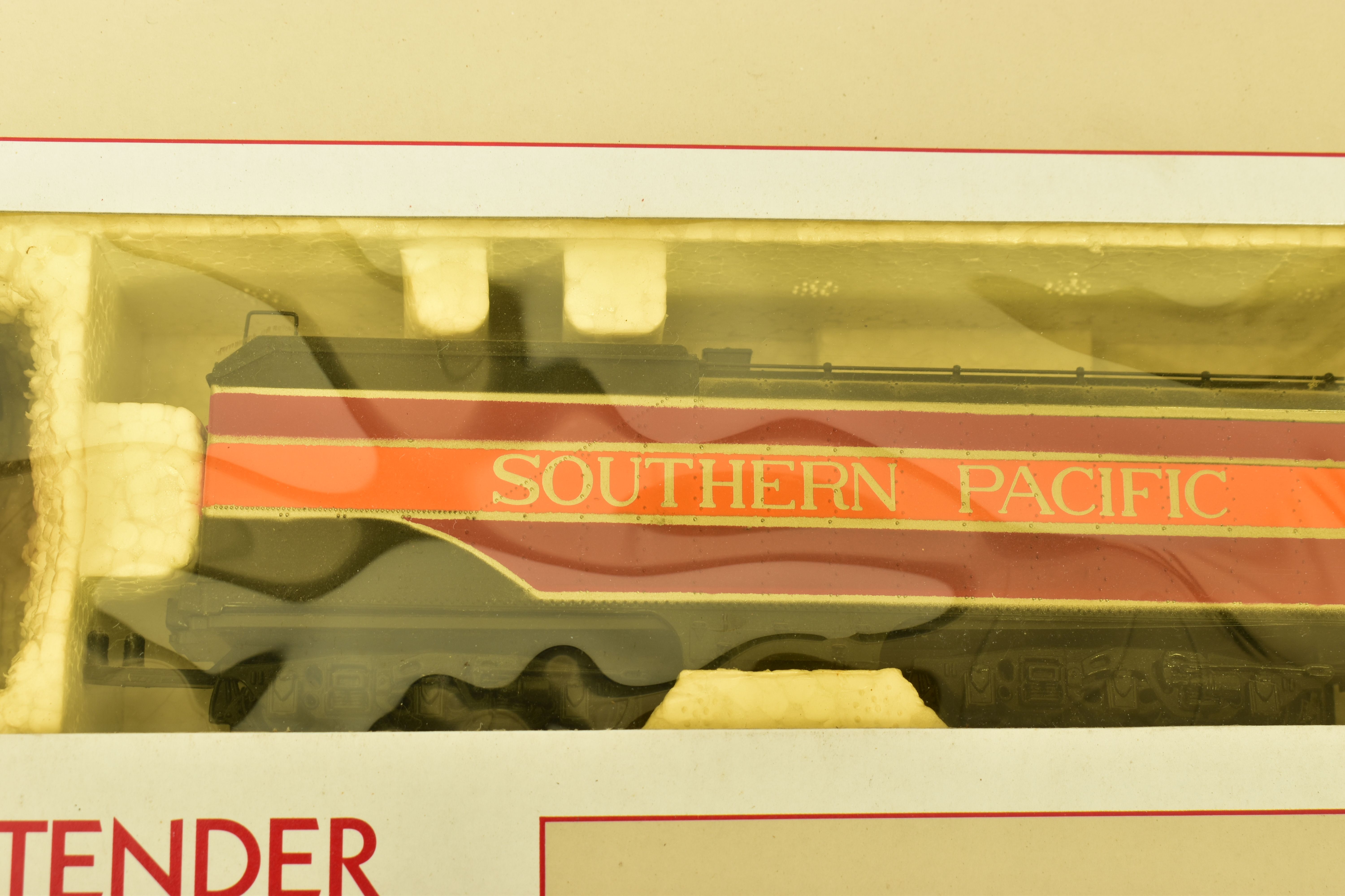 A BOXED RIVAROSSI HO GAUGE THE DAYLIGHT 4-8-4 LOCOMOTIVE AND TENDER, No.4449, Southern Pacific red - Image 9 of 13