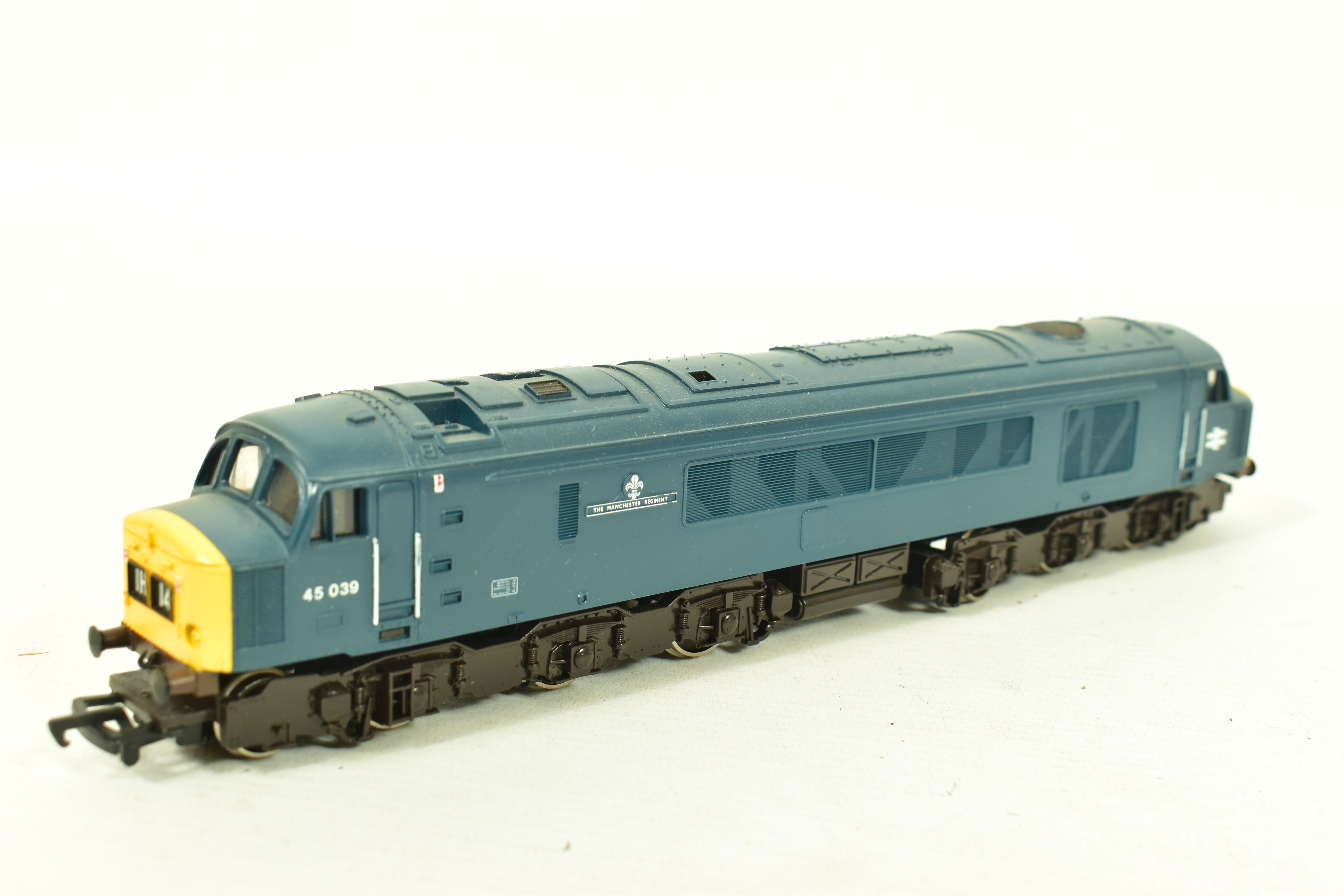 THREE BOXED MAINLINE OO GAUGE LOCOMOTIVES, 2 x class 45 Peak 'The Manchester Regiment' No. 45 039 ( - Image 4 of 9
