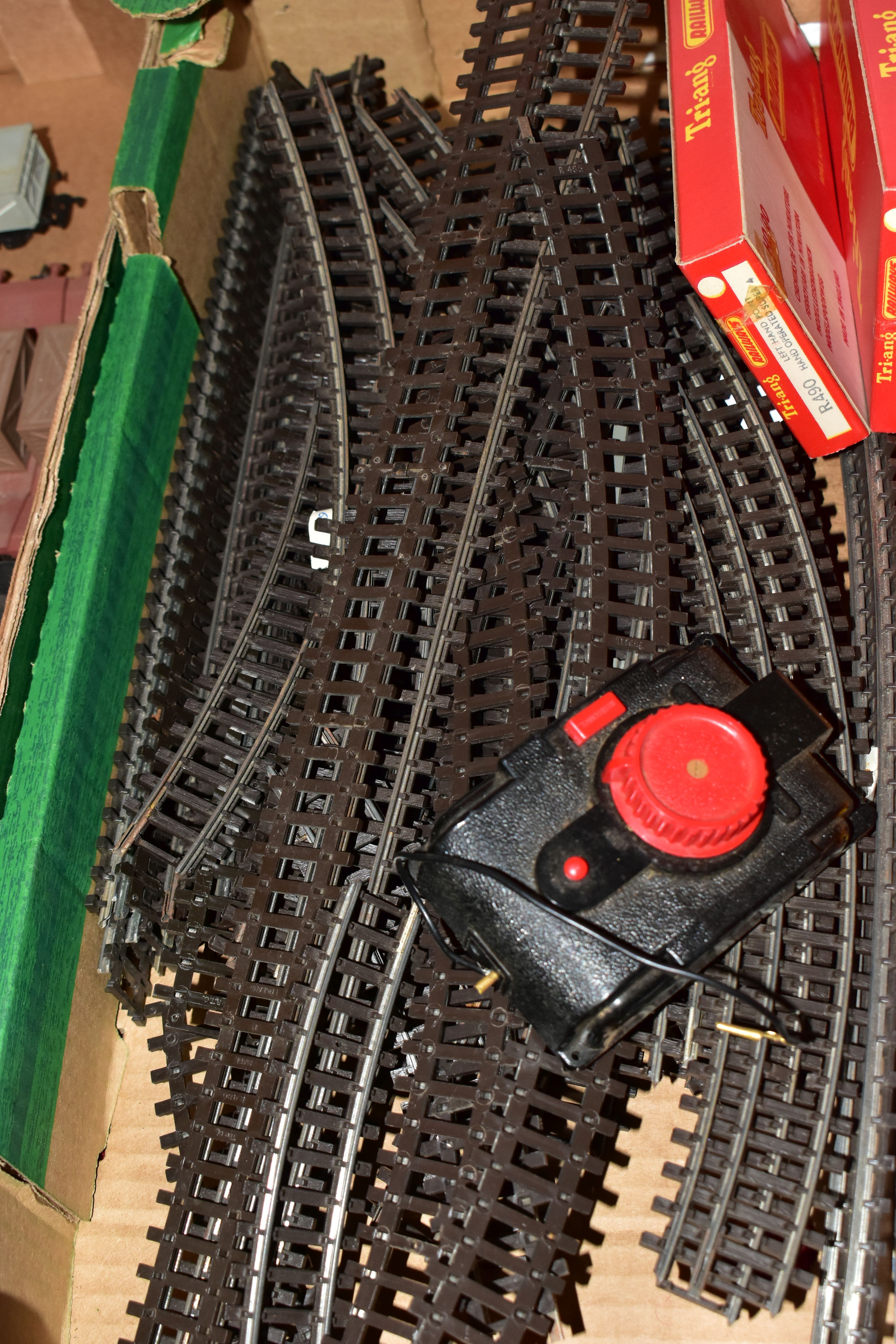 A QUANTITY OF BOXED AND UNBOXED TRI-ANG AND TRI-ANG HORNBY OO GAUGE MODEL RAILWAY ROLLING STOCK, - Image 16 of 18