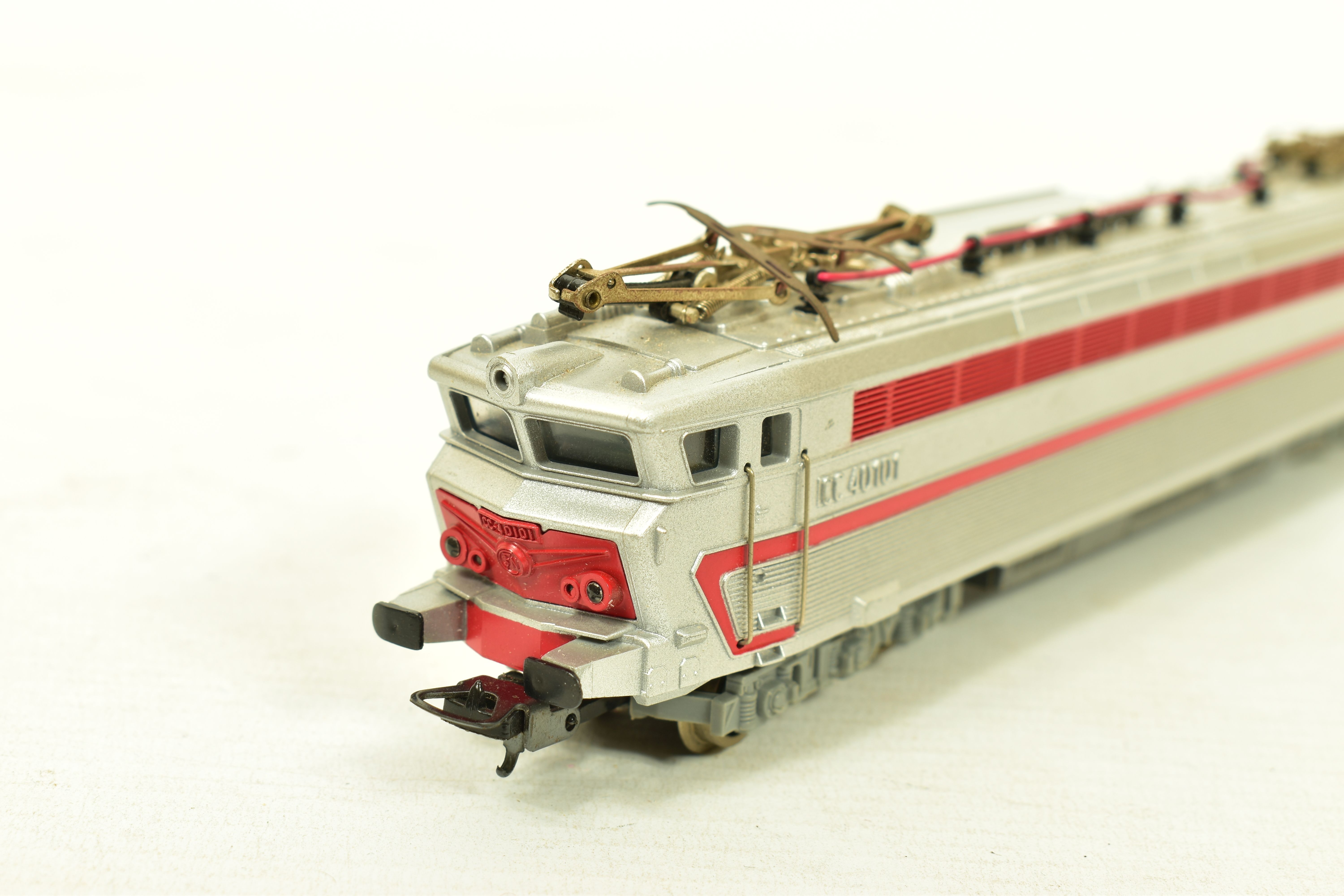 THREE BOXED HO GAUGE LOCOMOTIVES, Lima CC40101, S.N.C.F. red and silver livery (L208122), RSO CC - Image 7 of 7
