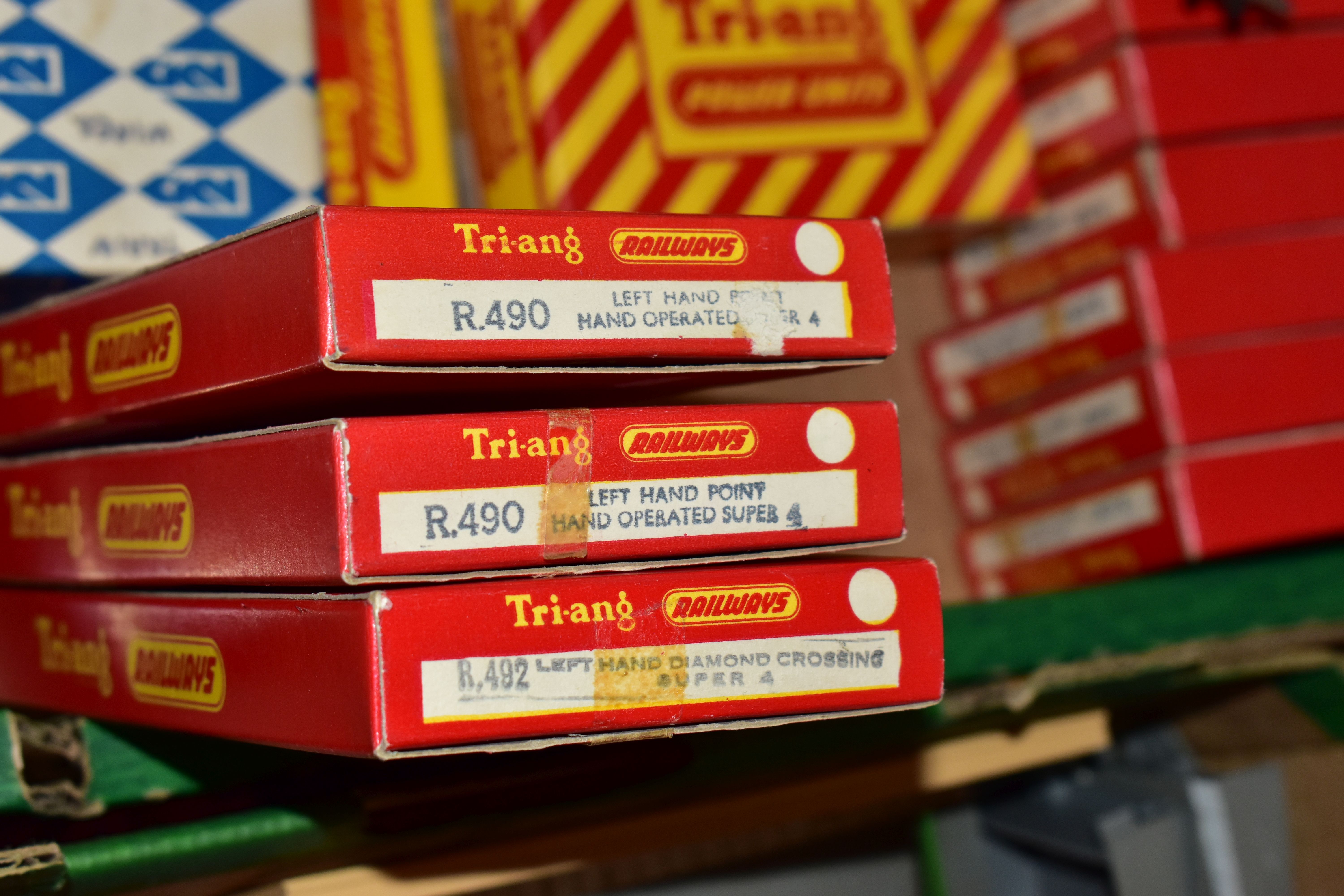 A QUANTITY OF BOXED AND UNBOXED TRI-ANG AND TRI-ANG HORNBY OO GAUGE MODEL RAILWAY ROLLING STOCK, - Image 13 of 18