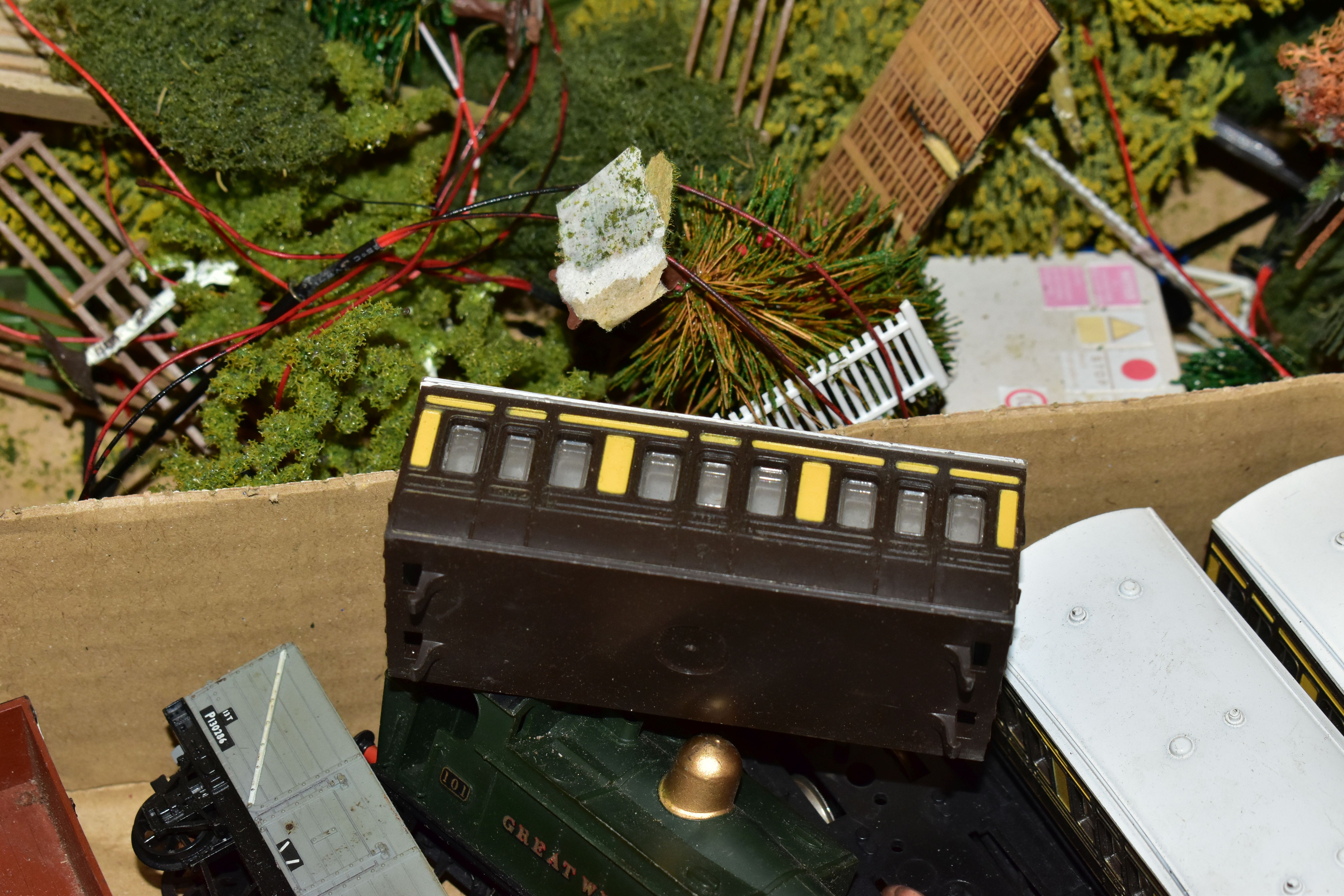 A QUANTITY OF UNBOXED AND ASSORTED OO GAUGE MODEL RAILWAY ITEMS, to include class 101 tank - Image 13 of 18