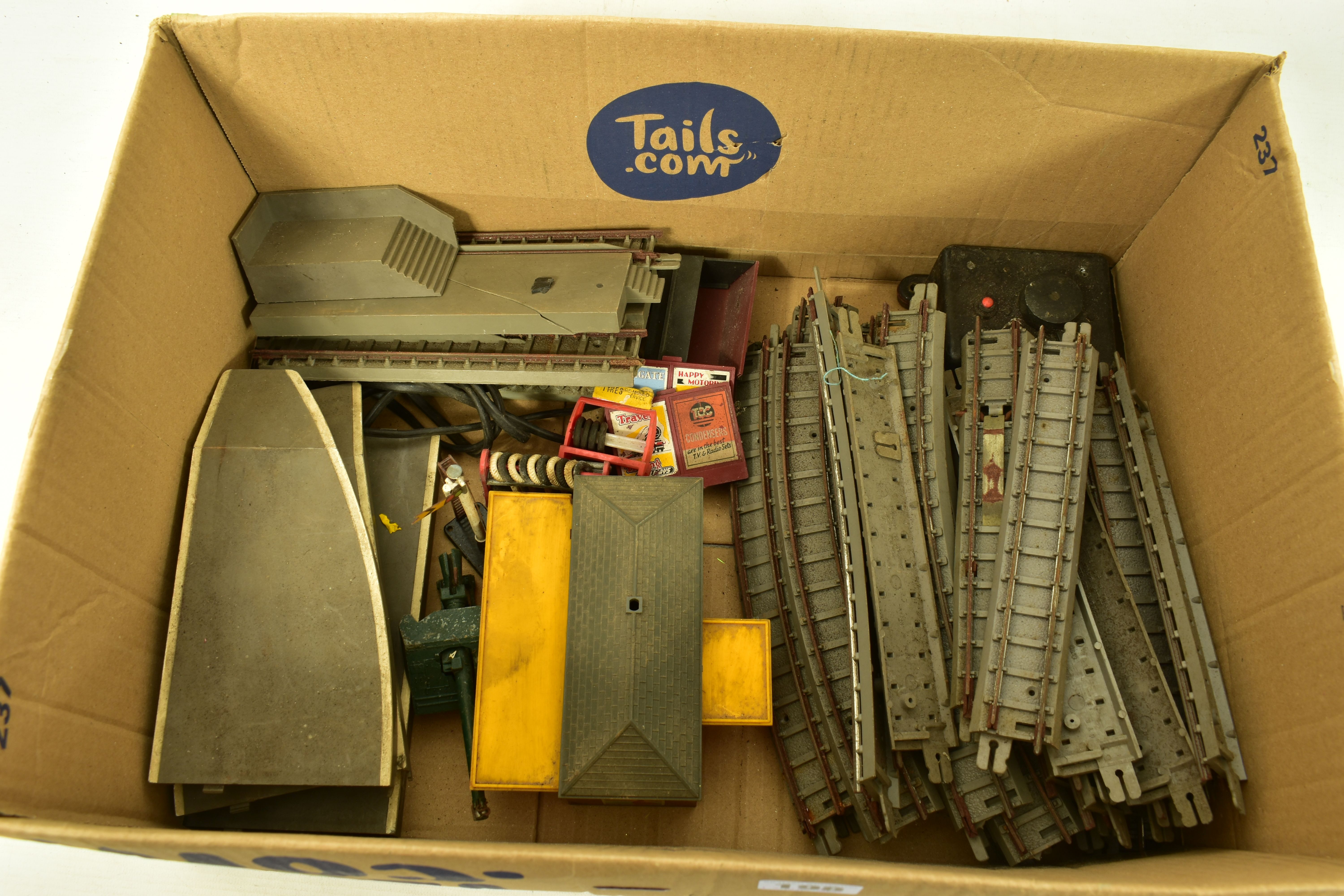 A QUANTITY OF UNBOXED AND ASSORTED MAINLY TRI-ANG OO GAUGE MODEL RAILWAY ITEMS, all in playworn - Image 6 of 12