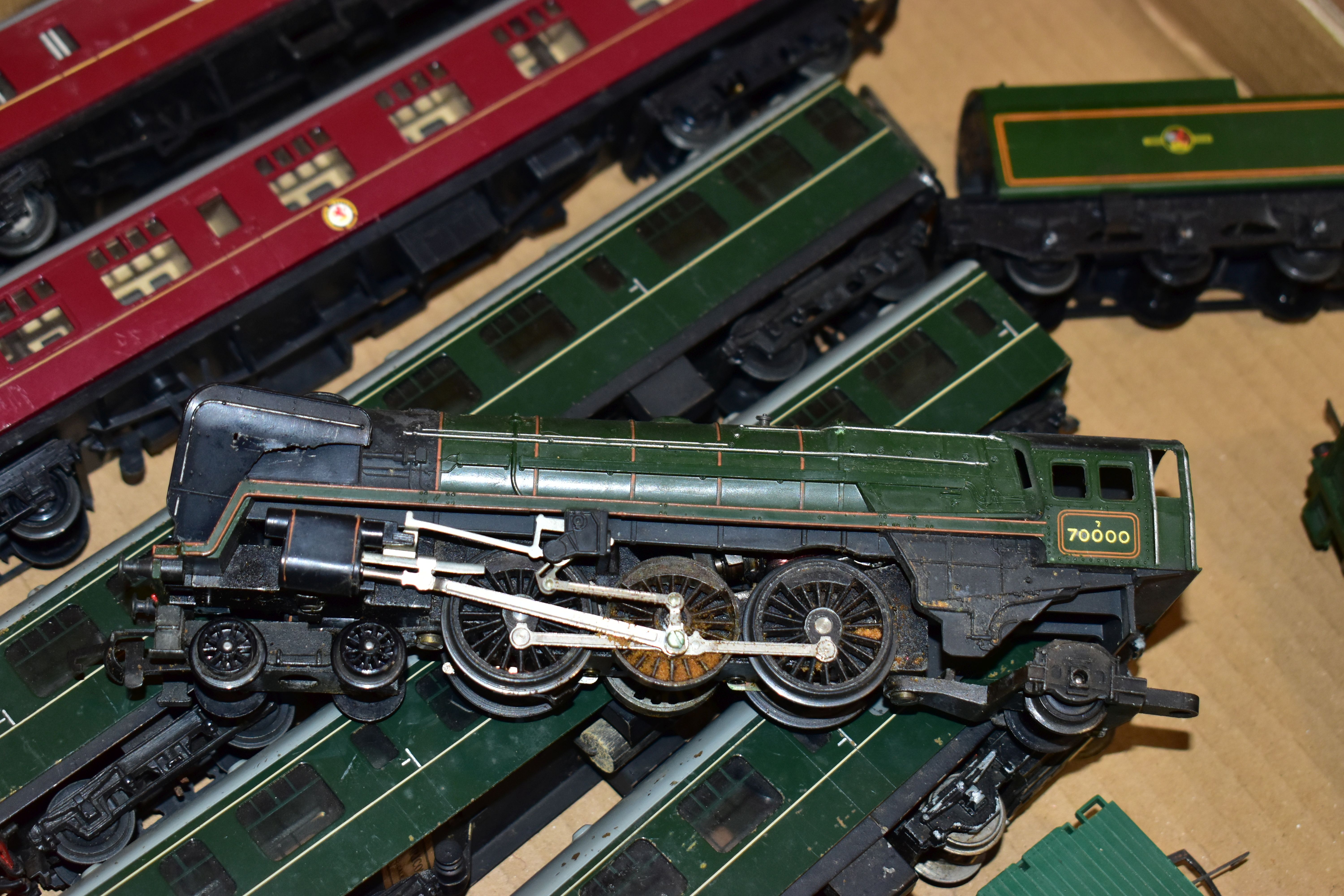 AN UNBOXED ANBRICO OO GAUGE HAND BUILT CRAVENS CLASS 105 THREE CAR D.M.U., unnumbered in B.R. - Image 7 of 15