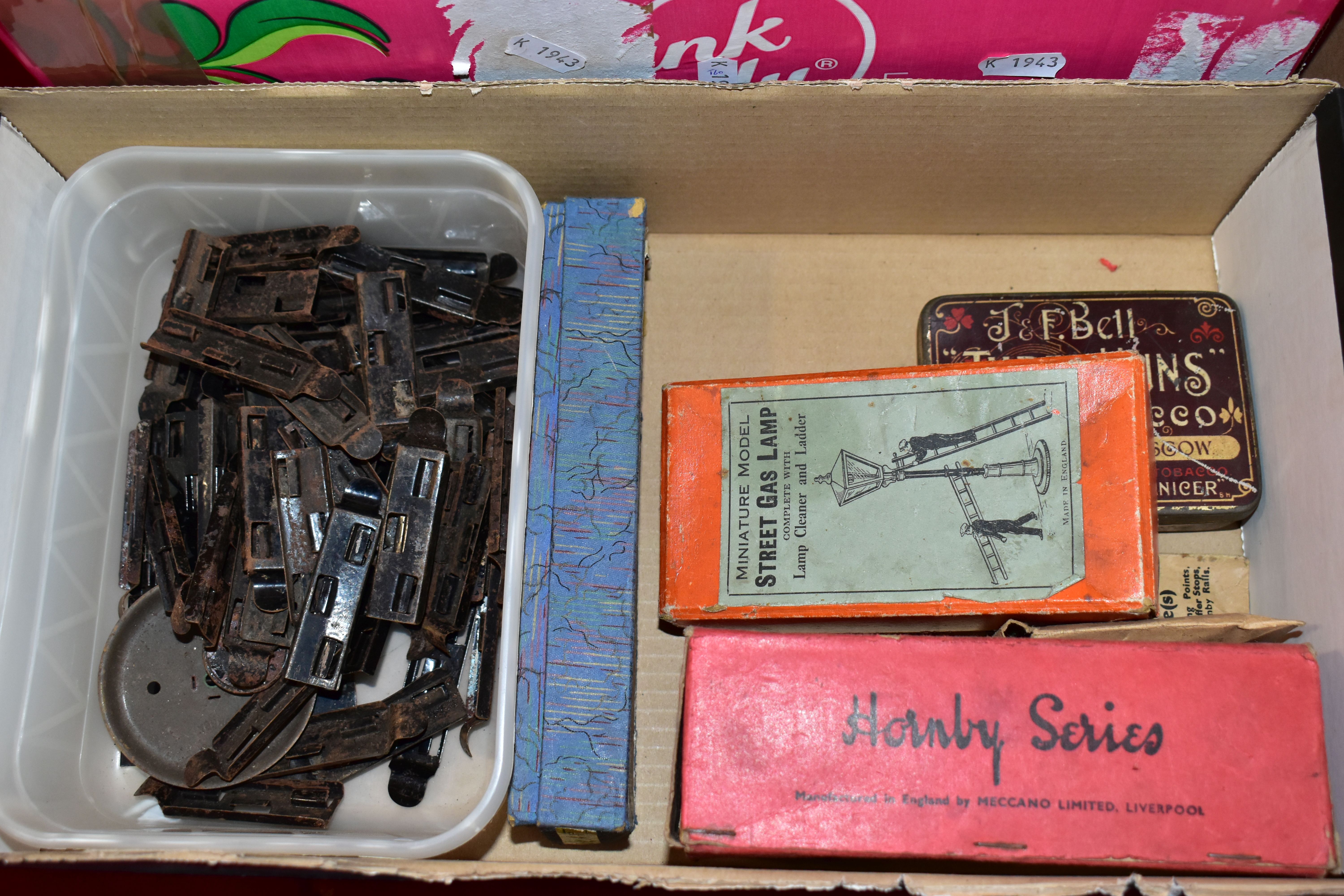 A QUANTITY OF UNBOXED AND ASSORTED O GAUGE MODEL RAILWAY ITEMS, to include damaged bodyshell only - Image 19 of 22