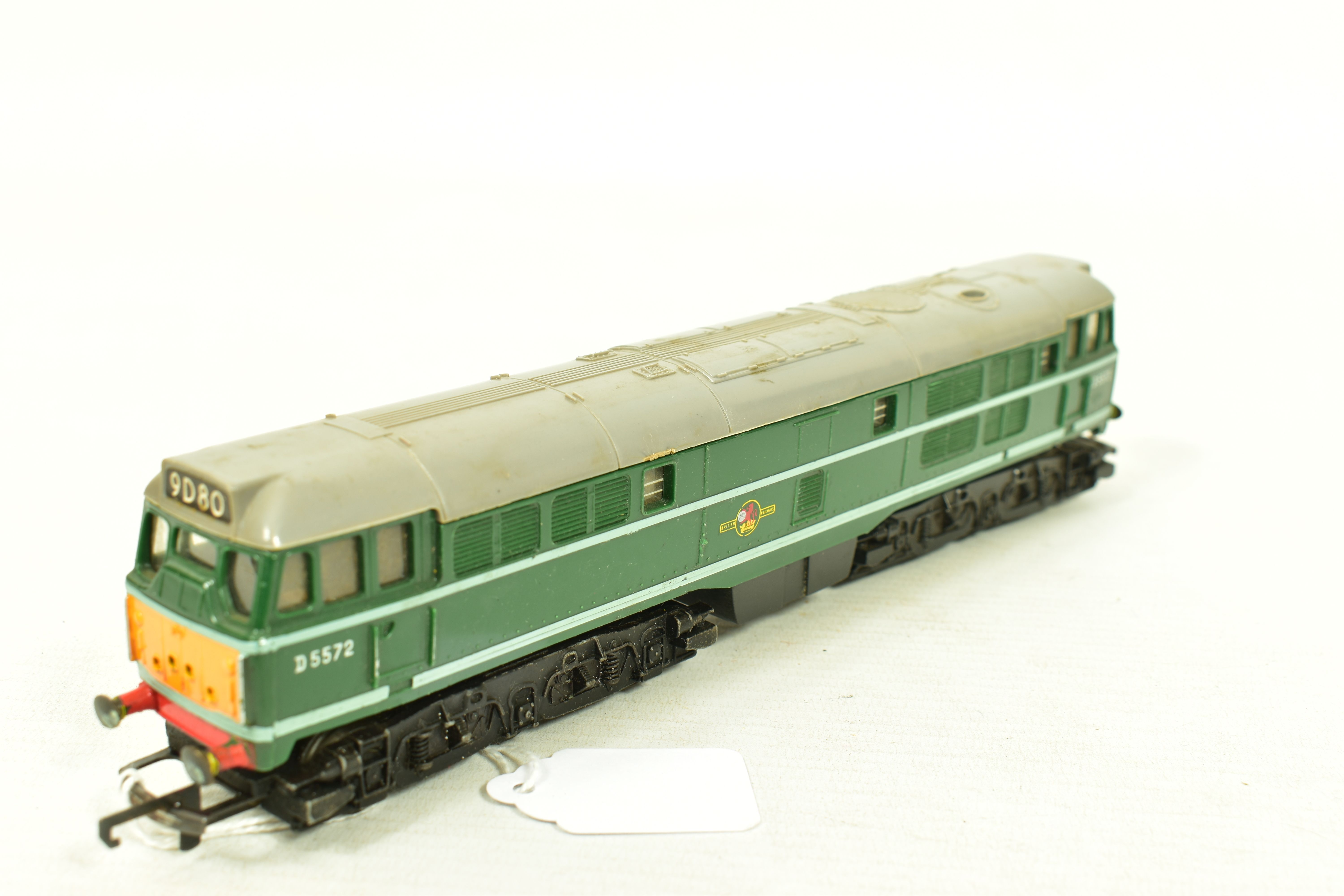 FIVE BOXED TRI-ANG OO GAUGE CLASS 31 LOCOMOTIVES, 4 x No.D5572 and repainted from blue to green - Image 4 of 11