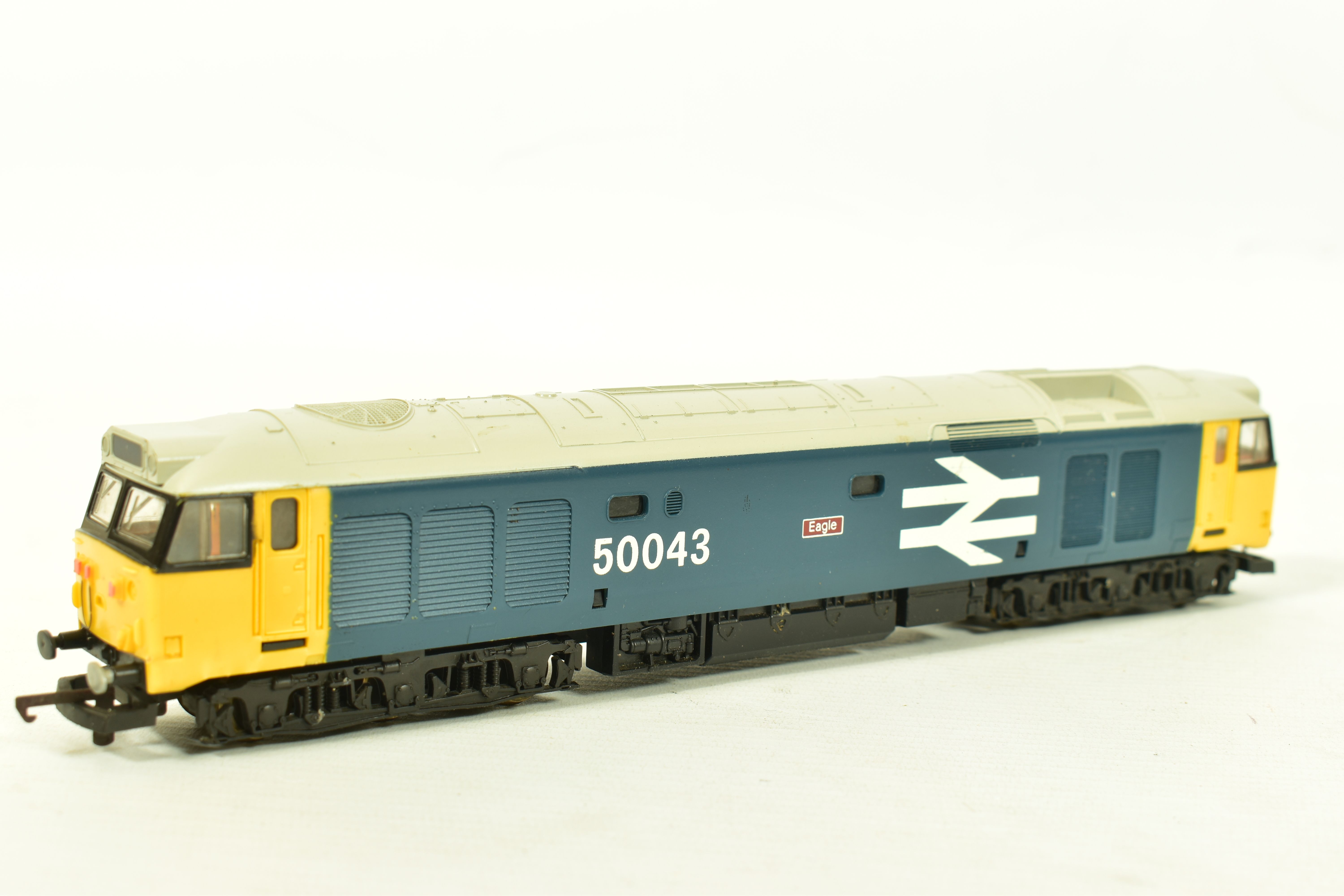 FOUR BOXED LIMA OO GAUGE LOCOMOTIVES, 2 x class 50 'Eagle' No.50 043 both in B.R. large logo blue - Image 4 of 11